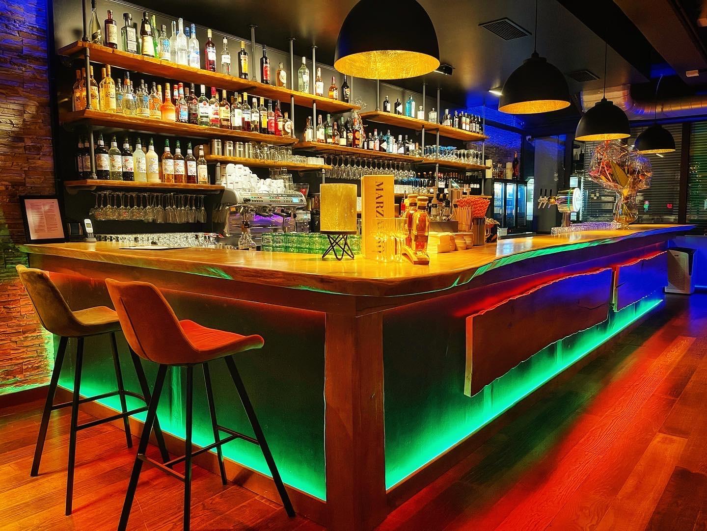 Hochzeitslocation: Bar am Abend - Restaurant Different Bonn