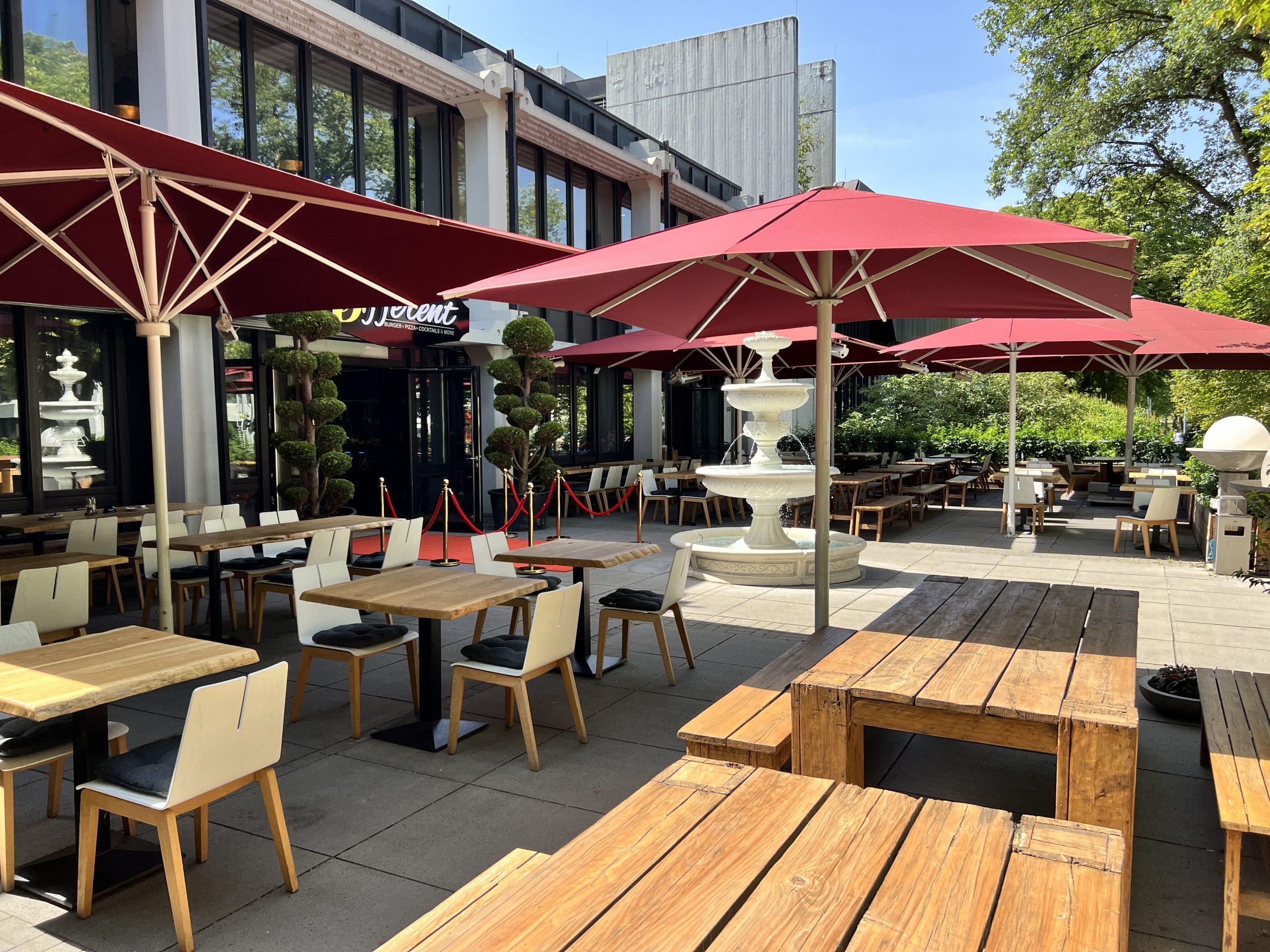 Hochzeitslocation: Eine super große Terrasse, die perfekt für freie Trauungen oder für einen Sektempfang geeignet ist - Restaurant Different Bonn