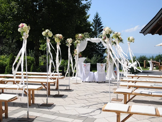 Hochzeitslocation: Trauung auf der Terrasse
 - Ansitz Wartenfels