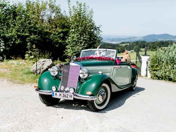 Hochzeitslocation: Ankunft Brautauto - Ansitz Wartenfels