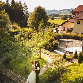 Hochzeit: "Herzerlplatzerl" im Garten - Ansitz Wartenfels