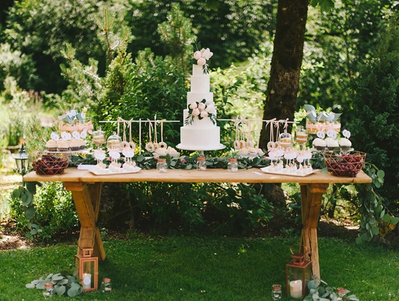 Hochzeitslocation: Sweet Table im Garten - Ansitz Wartenfels
