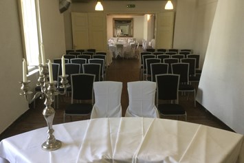 Hochzeit: Standesamtliche Trauungen im Trauungssaal oder Gewölbekeller möglich im Kastell Stegersbach - Kastell Stegersbach
