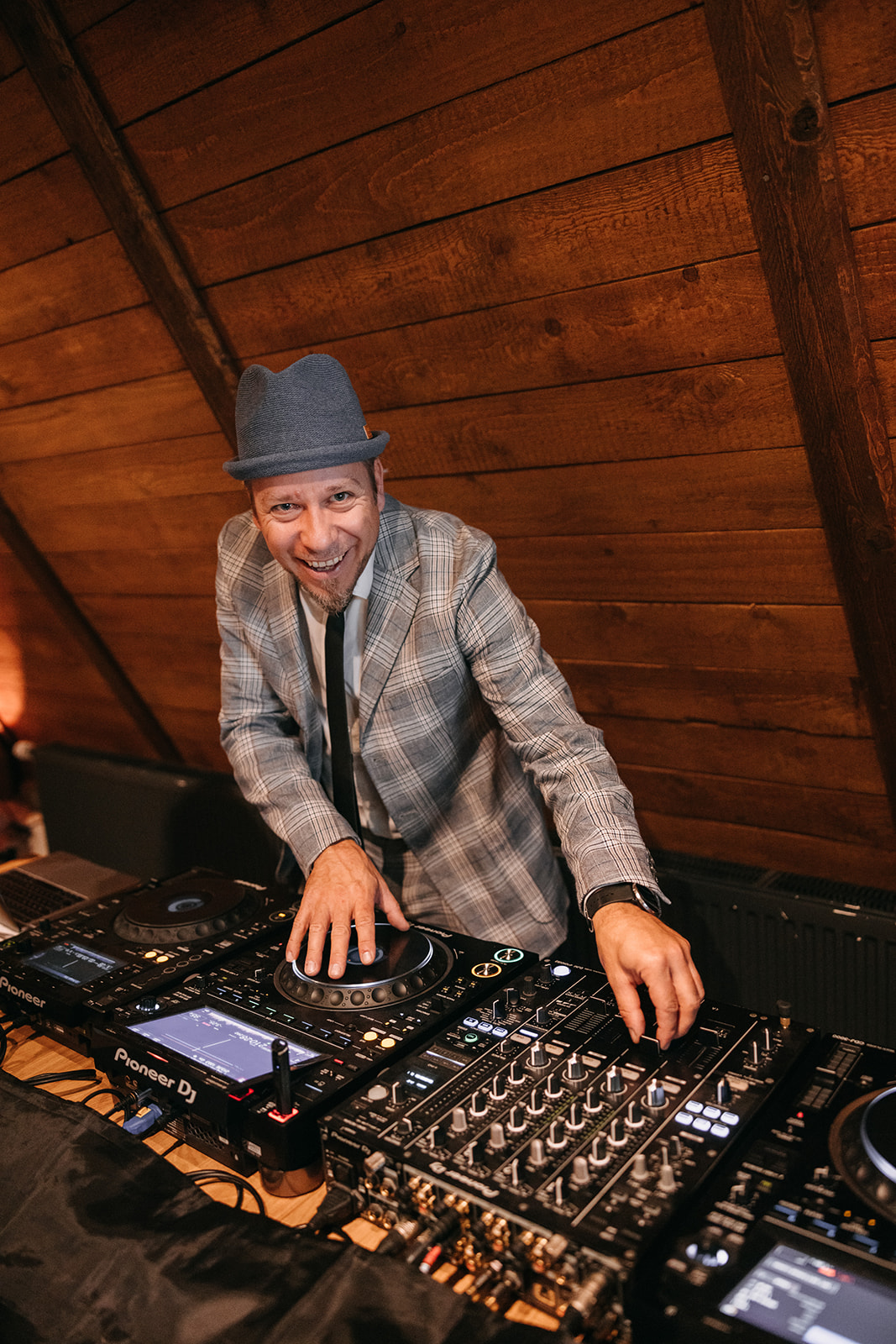 Hochzeitslocation: DJ bei der Arbeit - Schafstall am Heidegarten - Schafstall am Heidegarten