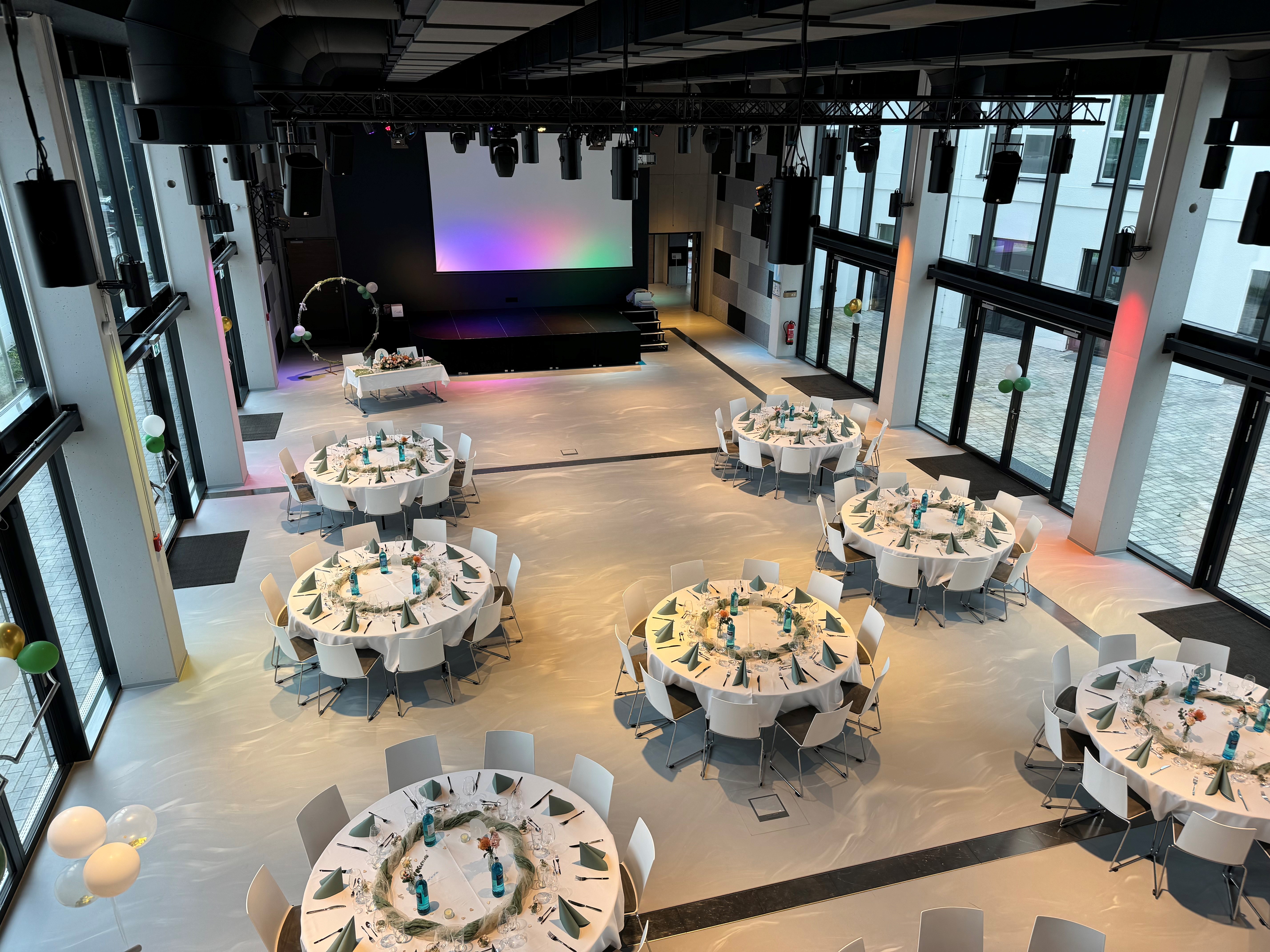 Hochzeit: Beispiel für eine Sitzordnung einer Hochzeit an runden Tischen der PLANET BLUE Hochzeitslocation - PLANET BLUE