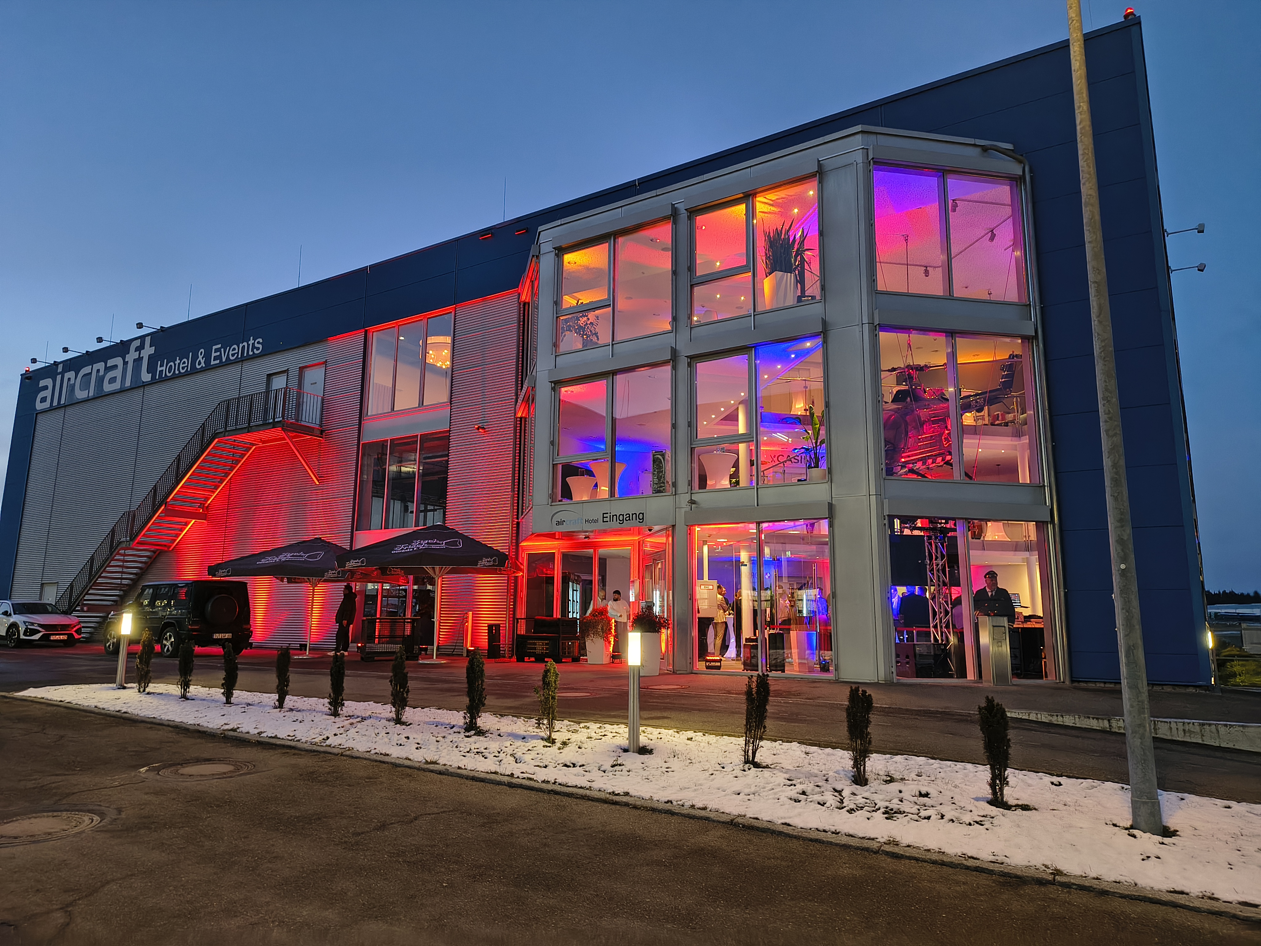 Hochzeit: Gebäude von außen - Aircraft Event & Hotel