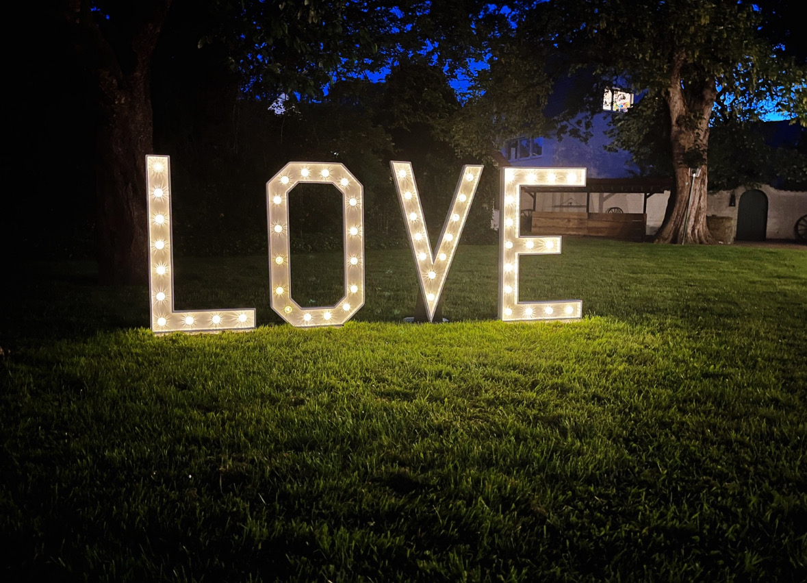 Hochzeit - Geeignet für: Geburtstagsfeier - Hüllhorst - LOVE Buchstaben über uns erhätlich - Niedermeier's Hof