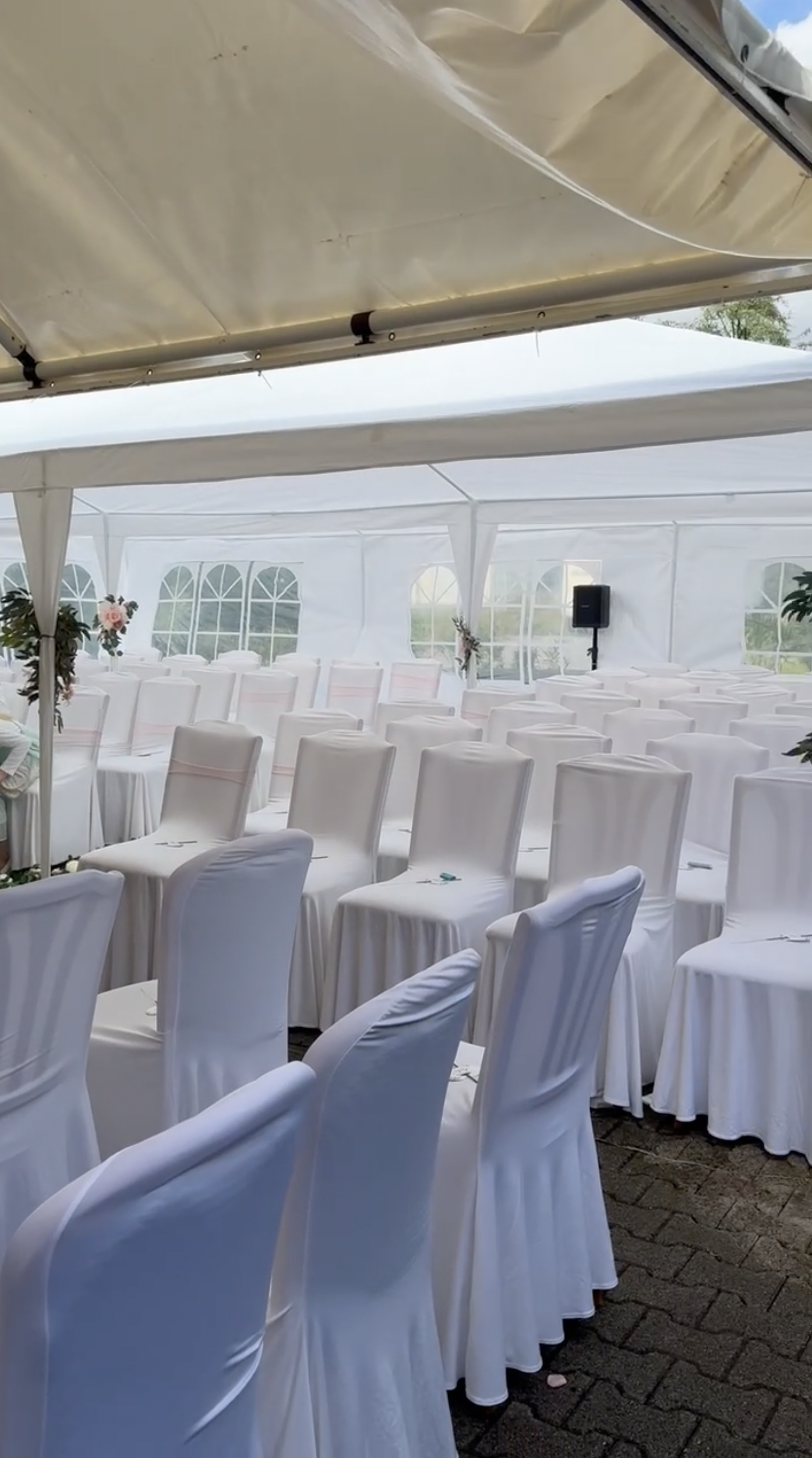 Matrimonio - Leichlingen - Bei schönem Wetter empfängt Sie unsere angrenzende Terrasse zu einem stilvollen Sektempfang im Freien. Der Außenbereich der Hochzeitslocation in Leverkusen ist perfekt für entspannte Gespräche, Gruppenfotos und stimmungsvolle Momente. So wird Ihr Hochzeitstag in NRW für Sie und Ihre Gäste zu einem unvergesslichen Erlebnis. - Hochzeitslocation Leverkusen