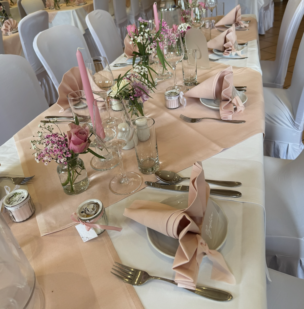 Matrimonio - Leichlingen - Unser erfahrenes Servicepersonal sowie die liebevolle Raum- und Tischdekoration in unserer Hochzeitslocation in Leverkusen sorgen dafür, dass Ihre Hochzeit in Leverkusen, Langenfeld, Hilden, Köln, Düsseldorf, im Bergischen Kreis oder in ganz NRW entspannt genießen können.  - Hochzeitslocation Leverkusen