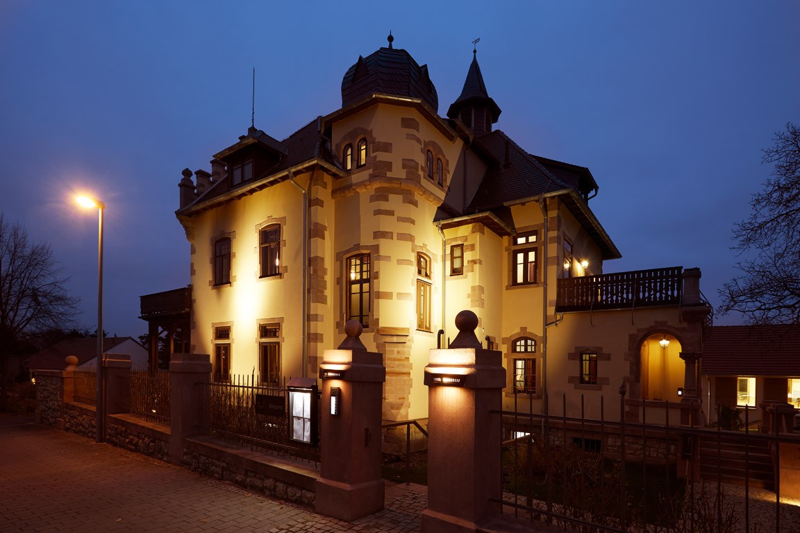 Hochzeitslocation: Villa bei Nacht - Gut Leben am Morstein