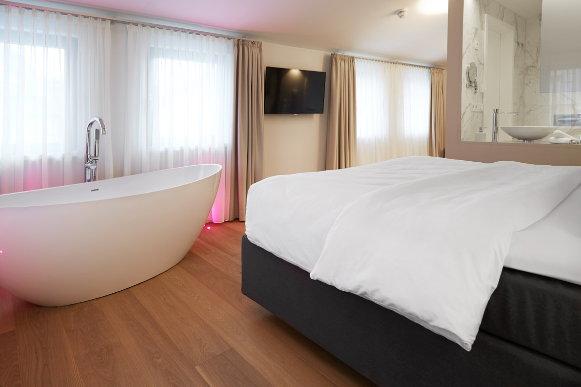 Hochzeitslocation: Honeymoon Suite - Neben unserer Honeymoon Suite bieten wir 42 weitere ZImmer zur Übernachtung an - begrüßen sie ihre Gesellschaft beim "get together" und lassen sie ihre Feier bei einem gemeinsamen Frühstück ausklingen - wir bieten ein komplettes Gesamtpaket - Gut Leben am Morstein