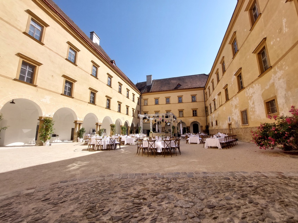 Hochzeit - Hochzeits-Stil: Boho - Neulengbach - Burghof mit Bestuhlung - Burg Neulengbach