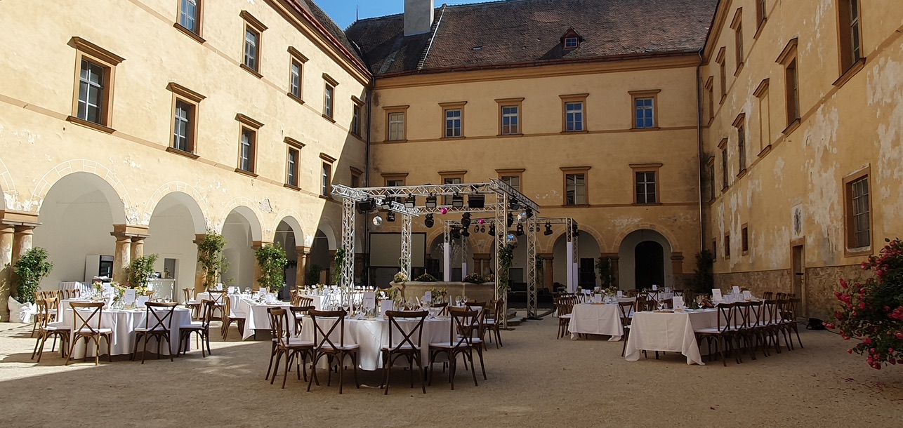 Hochzeit: Burghof mit Bestuhlung - Burg Neulengbach