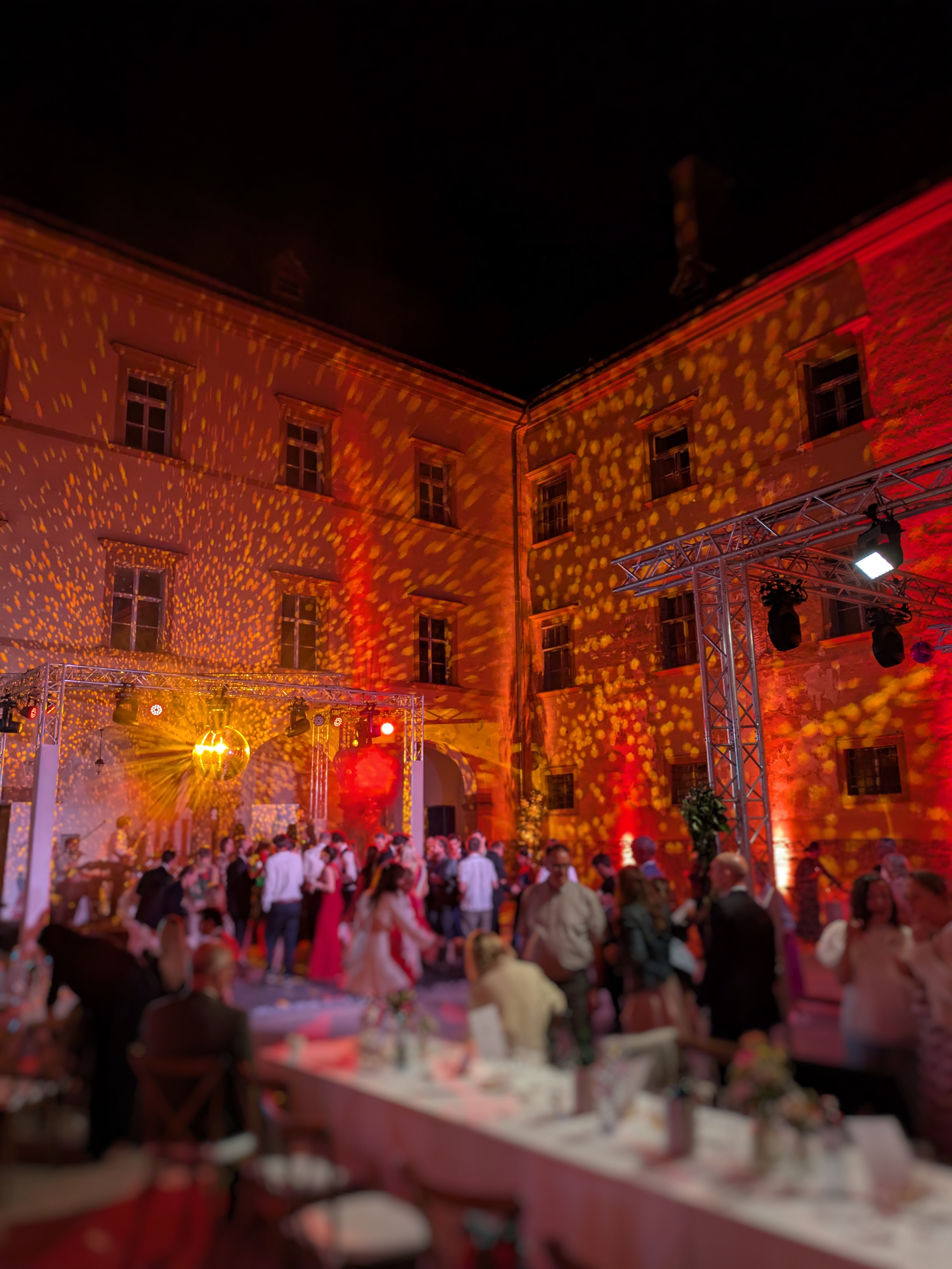 Hochzeit: Hochzeitsband im Burghof - Burg Neulengbach