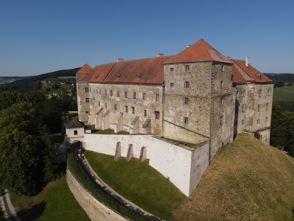 Hochzeit: Burg Neulengbach - Hauptburg mit Bergfried und Bastei - Burg Neulengbach