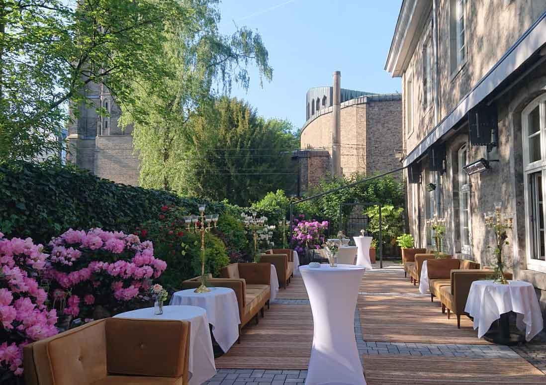 Hochzeit: Die Sonnenterrasse, angrenzend an den Raum Alexiana - Die Wolkenburg Köln 