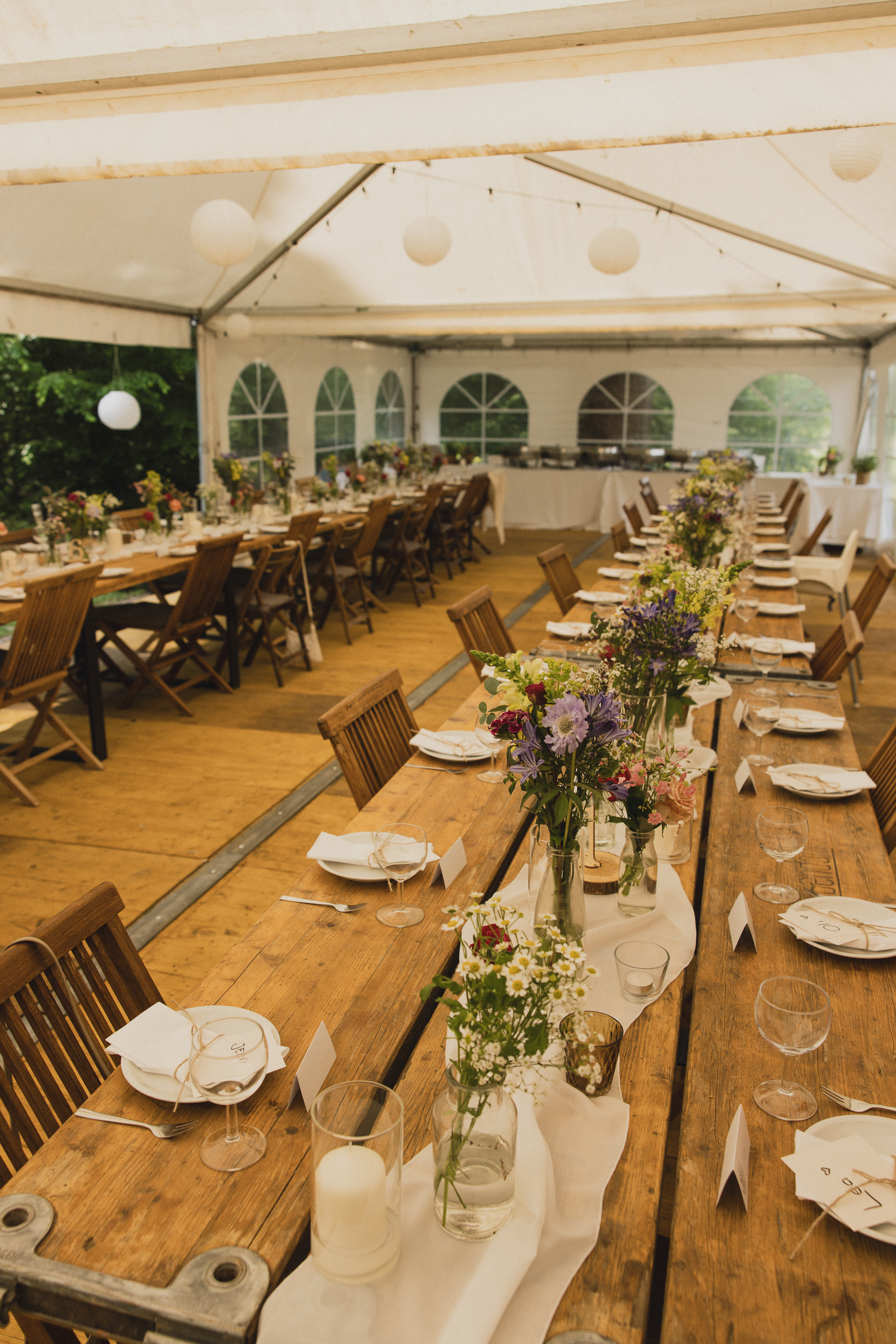 Hochzeitslocation: Zelt & Bohlentische - Landsitz Maleksberg