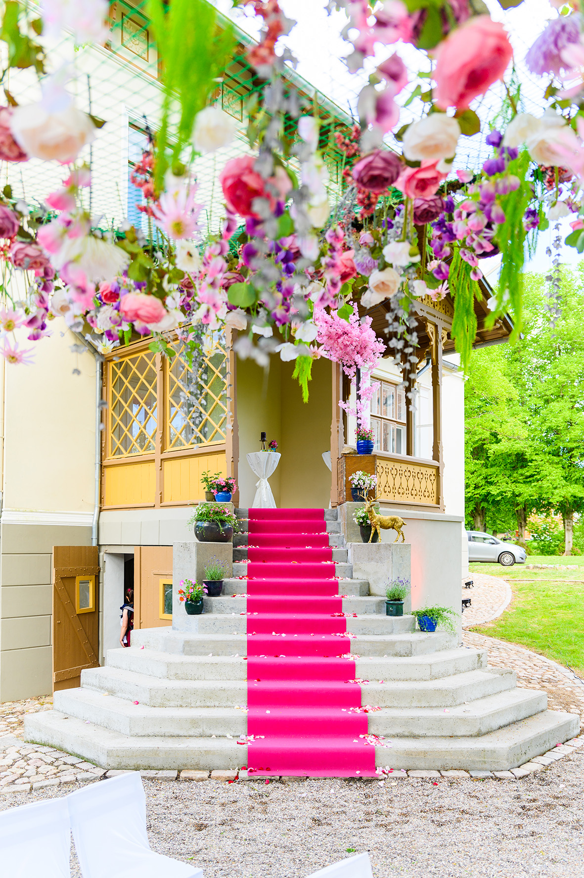 Hochzeitslocation: Veranda mit Treppe und Bütendekoration - Gut Friedeburg