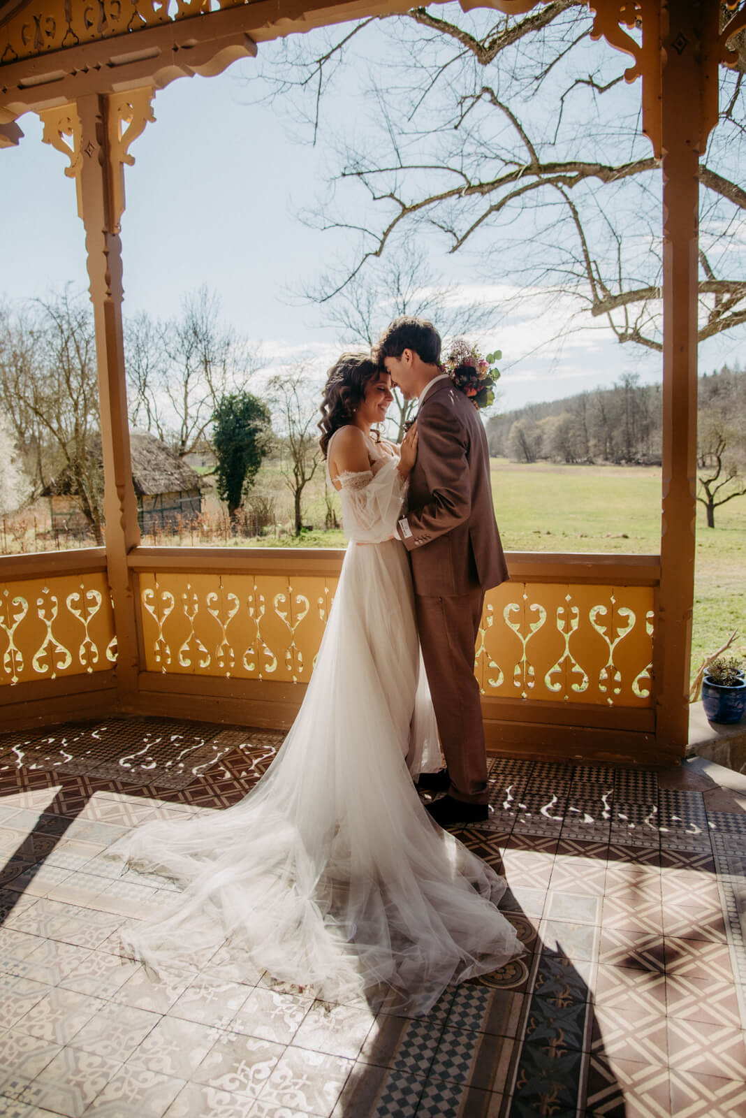 Hochzeitslocation: Brautpaar Veranda - Gut Friedeburg