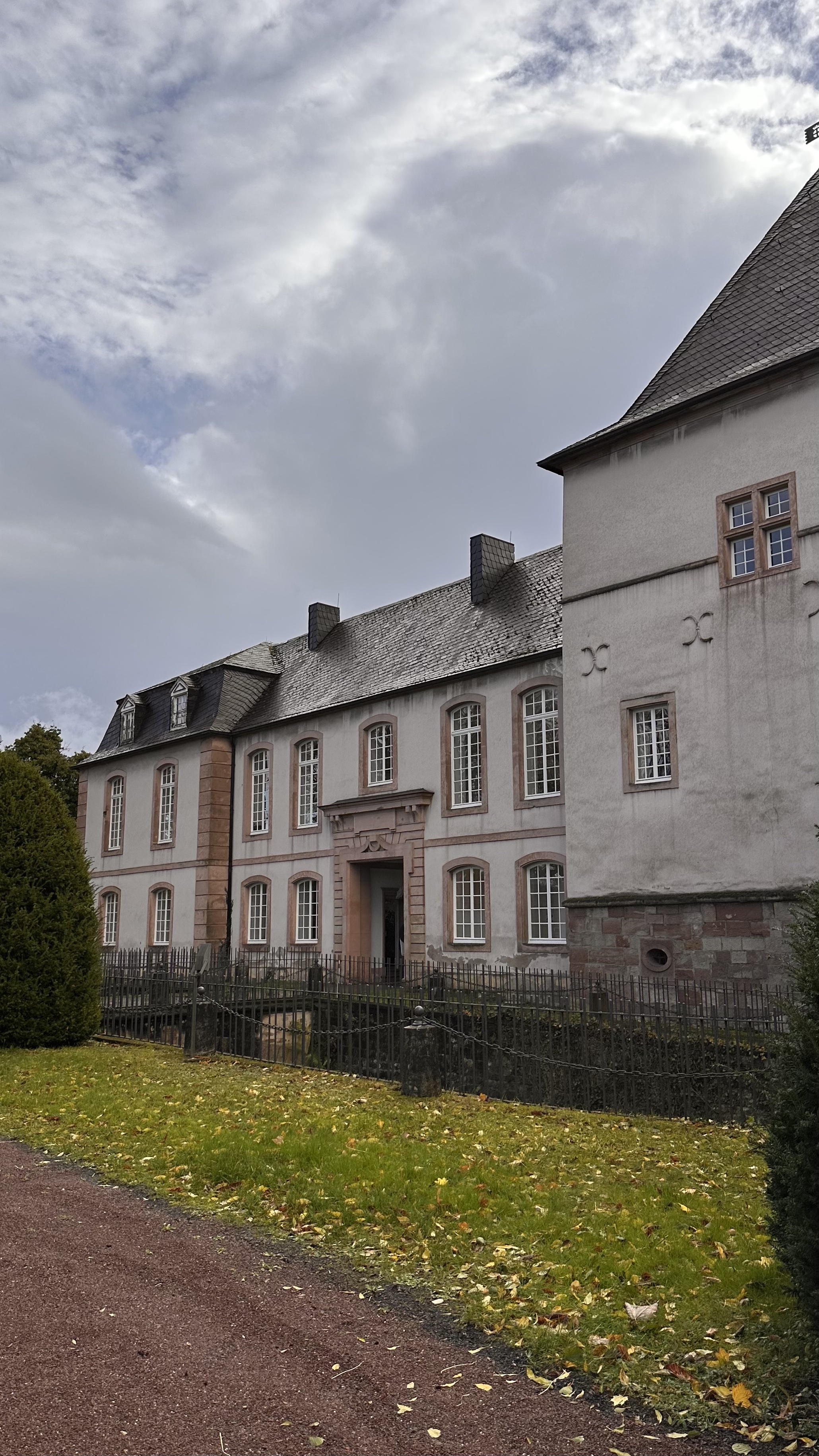 Hochzeit - Weiskirchen - Vorderansicht Haupthaus  - altes Schloss Dillingen 
