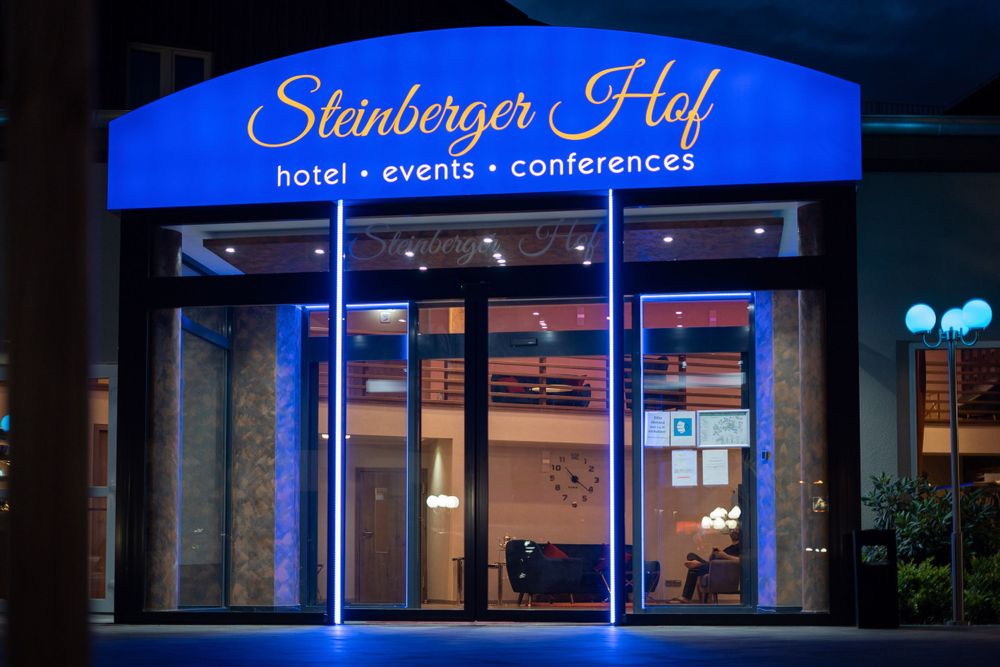 Hochzeit: Eingang Hotel Steinberger Hof Dietzenbach/Offenbach (Raum Frankfurt am Main)   - Steinberger Hof