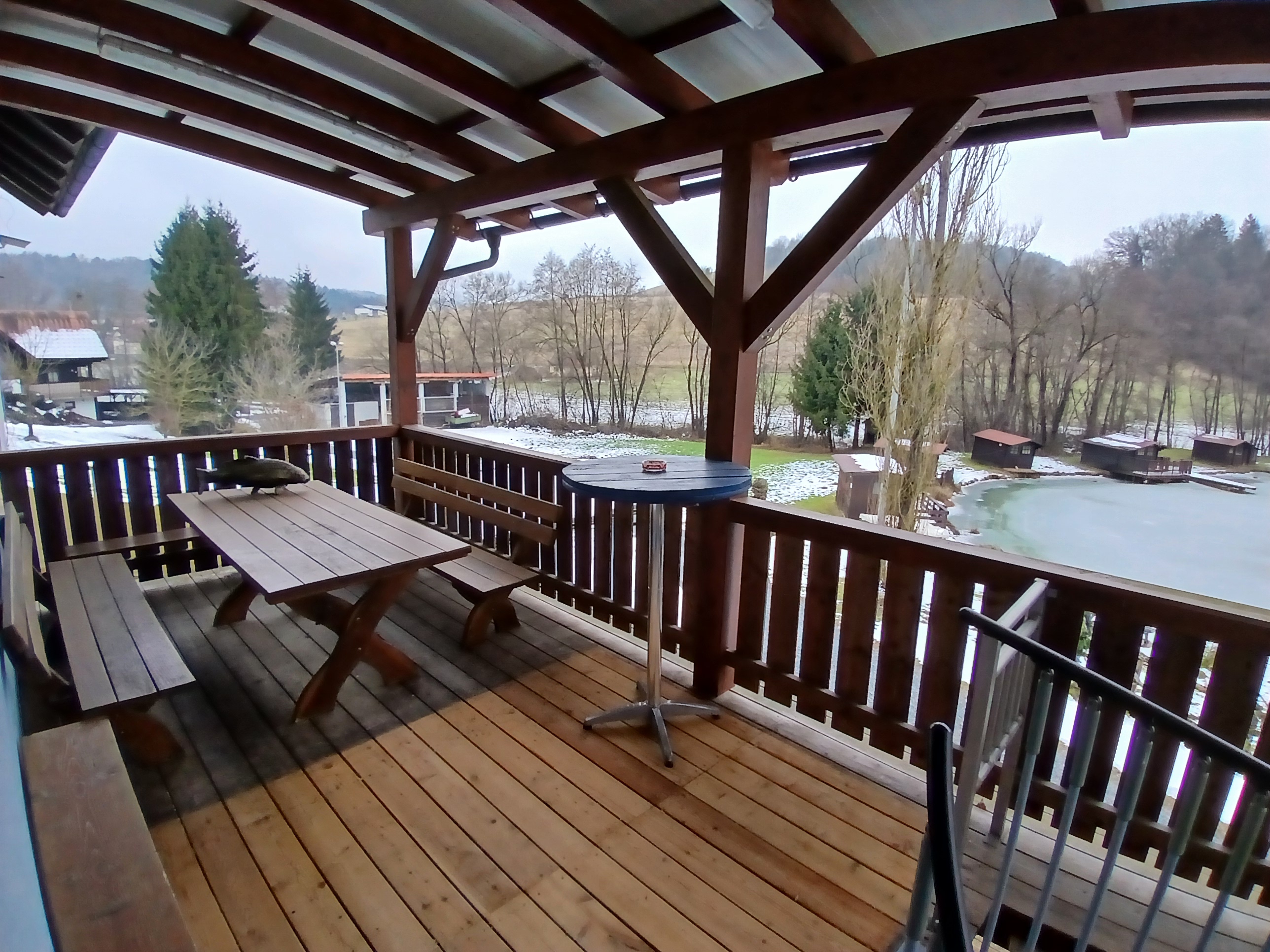 Hochzeitslocation: Terrasse mit Blick auf den Teich - Chloris Floristen Kunst