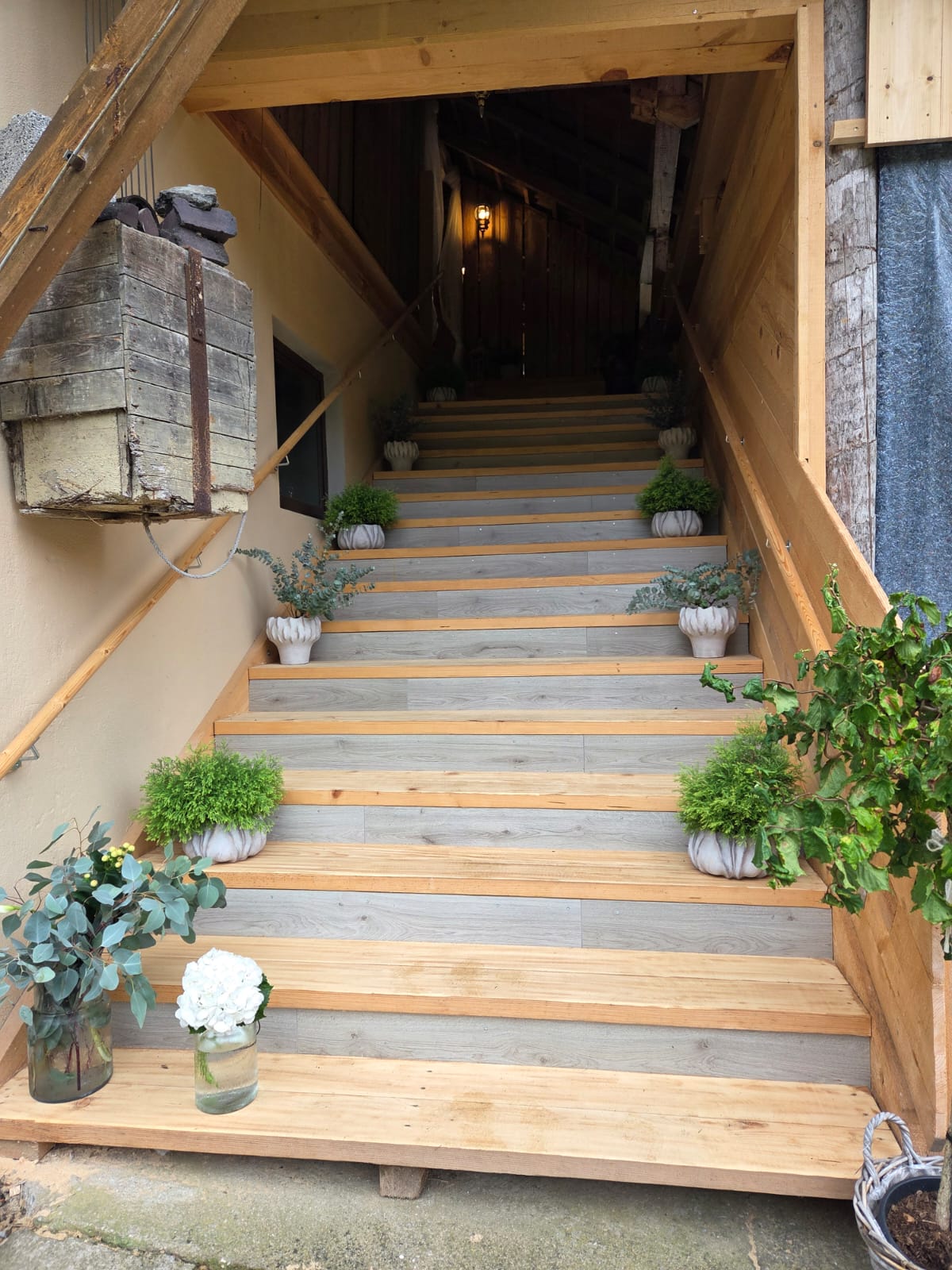 Hochzeitslocation: Die Treppe zum Heuboden - Chloris Floristen Kunst
