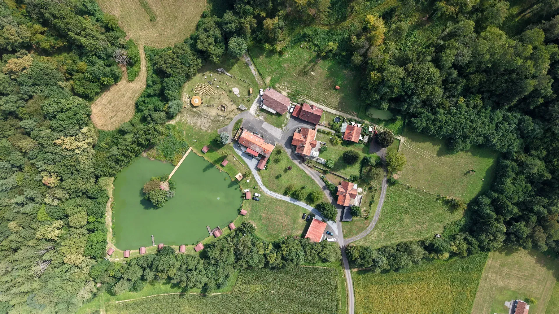 Mariage - Frühlingshochzeit - Unterlamm (Unterlamm) - Gesamtes Anwesen von oben - Chloris Floristen Kunst