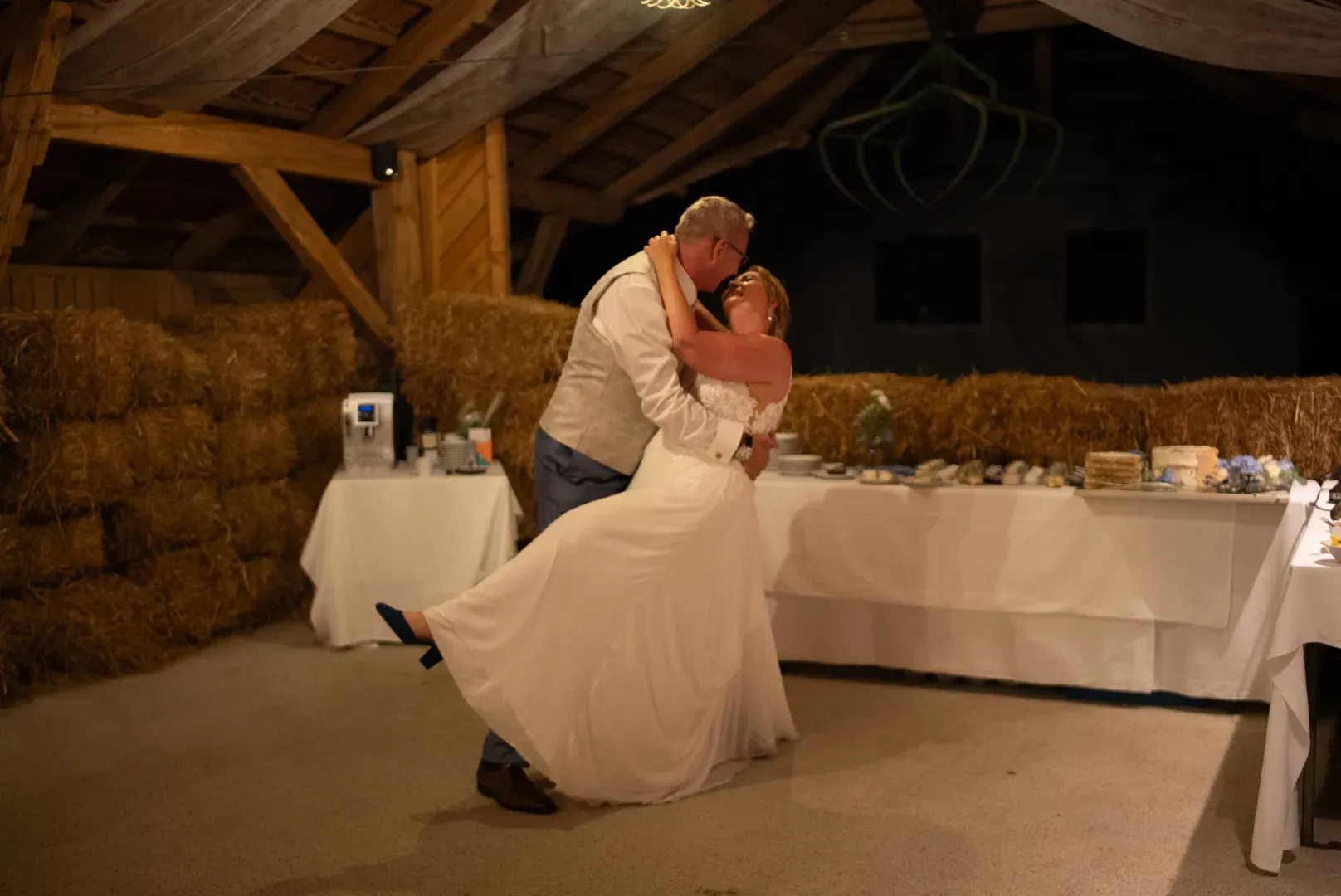 Hochzeitslocation: Hochzeitstanz im Heuboden - Chloris Floristen Kunst