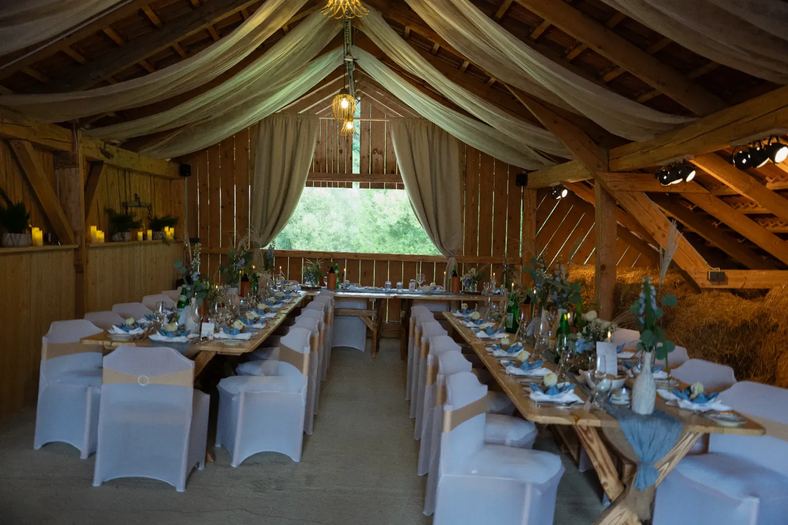 Hochzeitslocation: Tafel in U-Form - Chloris Floristen Kunst