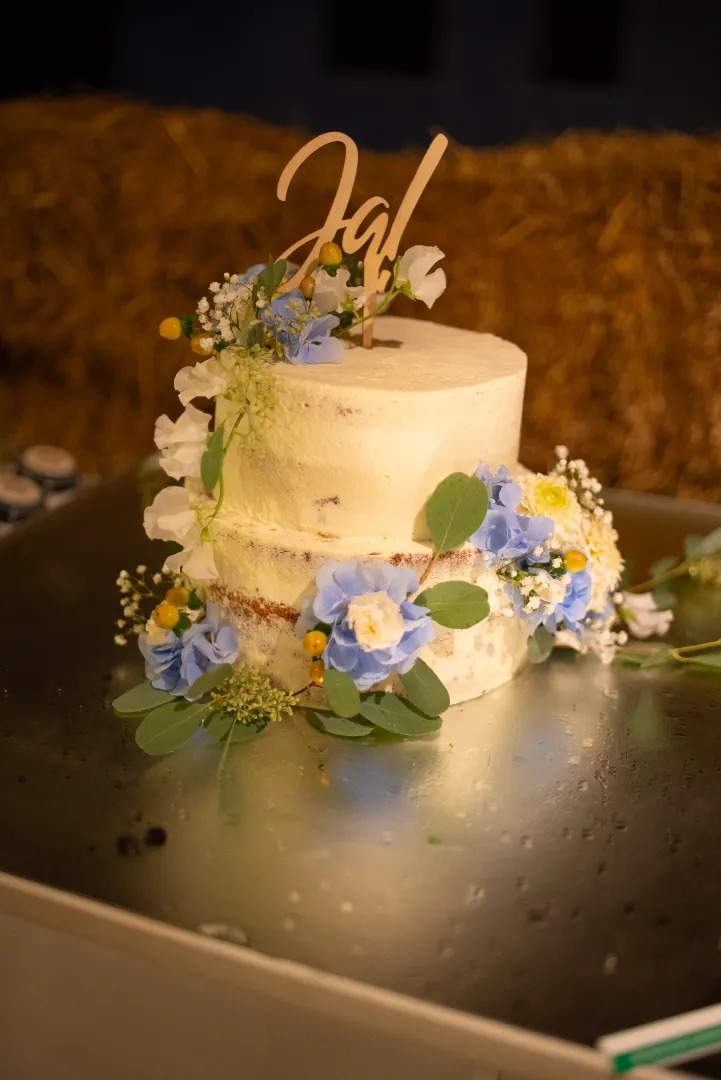 Hochzeitslocation: Hochzeitstorte vom Catering - Chloris Floristen Kunst