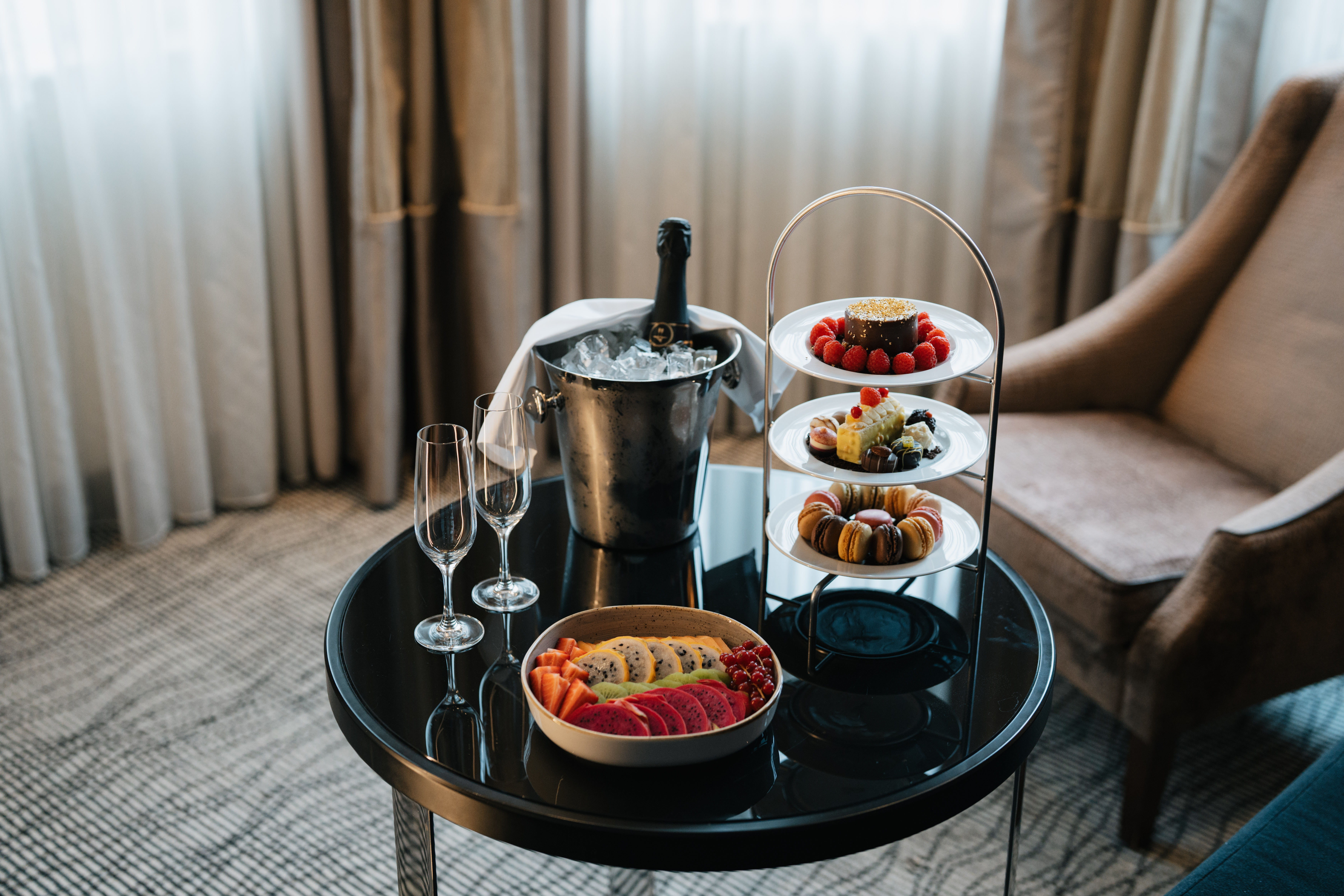 Hochzeit: Foto: Anita Victoria Weddings - https://anitavictoria.de/
Make-Up & Styling: Saskia Bunsas - https://vonwangenrot.de/
Planung & Koordination: Sarah Schötter-Hoffmann - https://sarah-schoetter.de/ - Steigenberger Icon Grandhotel Leipzig Handelshof