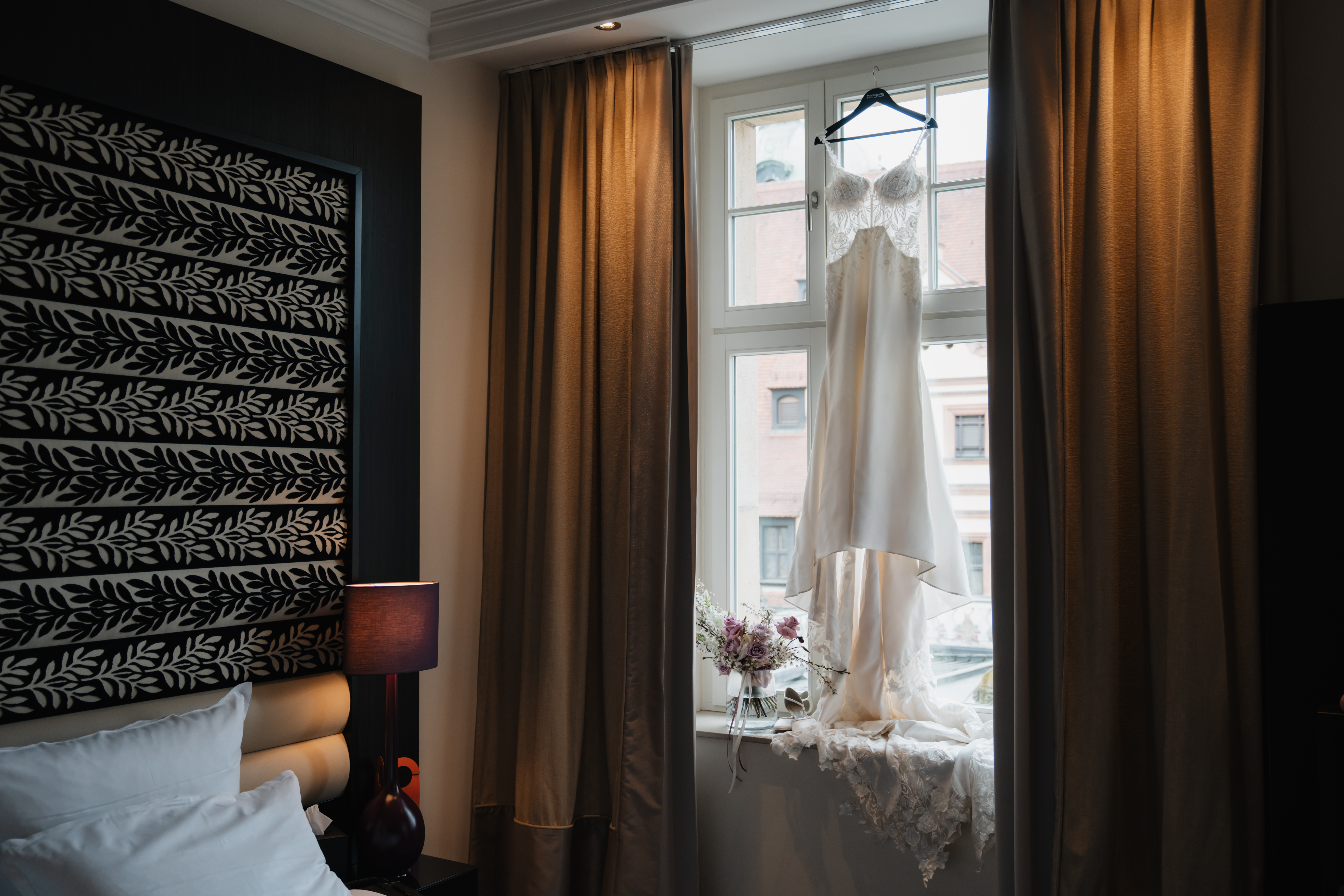 Hochzeit: Foto: Anita Victoria Weddings - https://anitavictoria.de/
Make-Up & Styling: Saskia Bunsas - https://vonwangenrot.de/
Planung & Koordination: Sarah Schötter-Hoffmann - https://sarah-schoetter.de/ - Steigenberger Icon Grandhotel Leipzig Handelshof