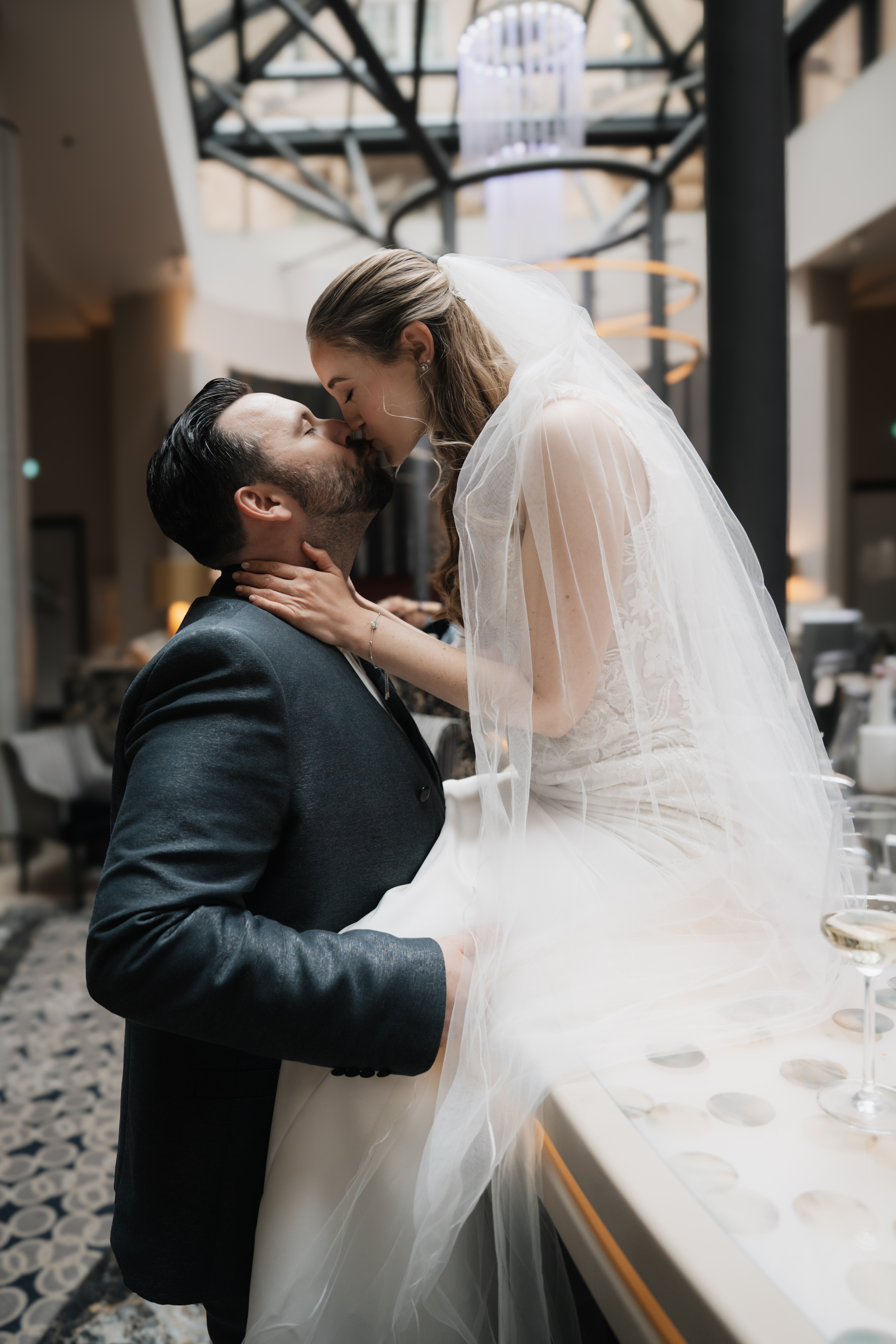 Hochzeit: Foto: Anita Victoria Weddings - https://anitavictoria.de/
Make-Up & Styling: Saskia Bunsas - https://vonwangenrot.de/
Planung & Koordination: Sarah Schötter-Hoffmann - https://sarah-schoetter.de/ - Steigenberger Icon Grandhotel Leipzig Handelshof