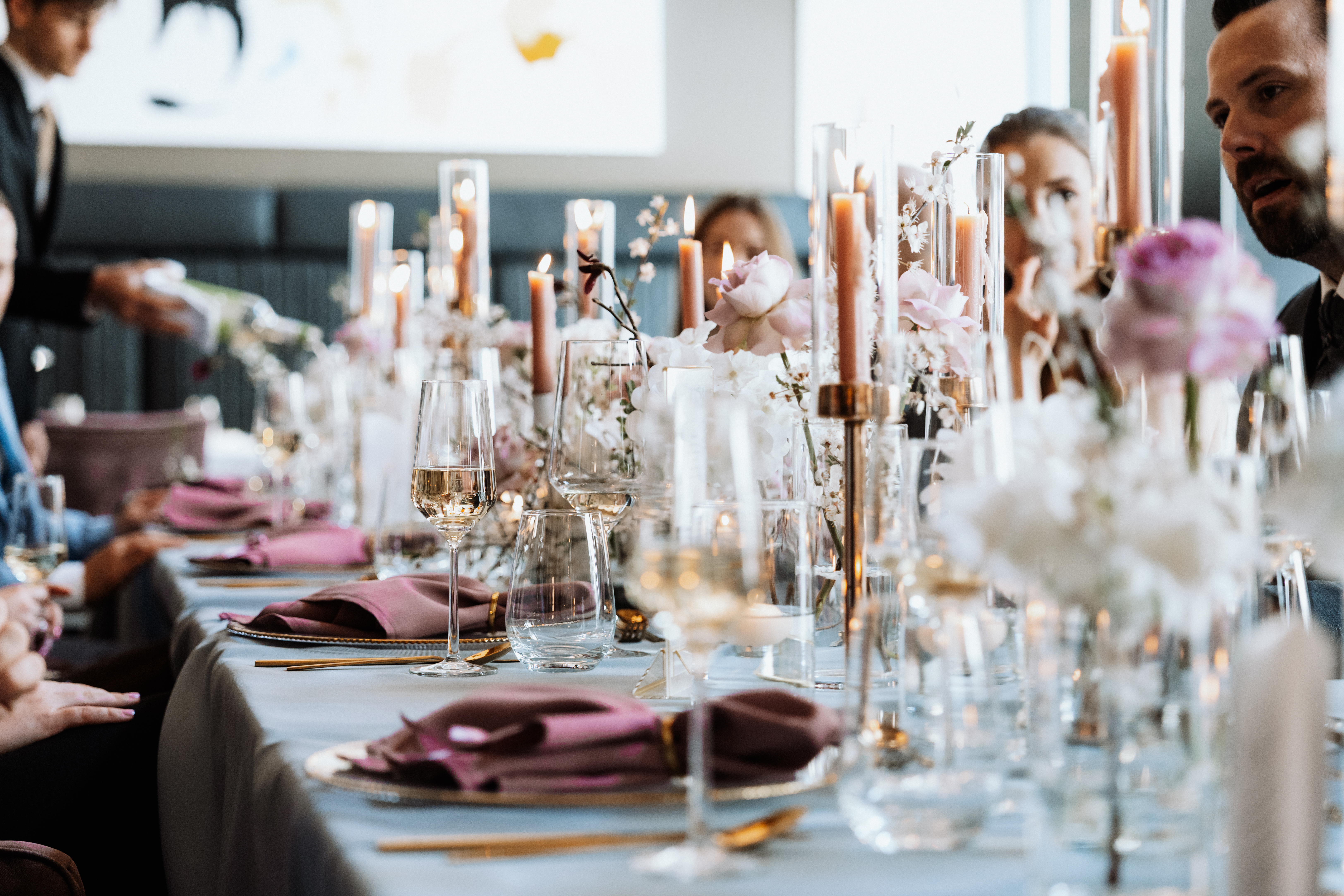 Hochzeit: Foto: Anita Victoria Weddings - https://anitavictoria.de/
Planung & Koordination: Sarah Schötter-Hoffmann - https://sarah-schoetter.de/
Deko: Kupsch Events - https://kupsch-design.de/ - Steigenberger Icon Grandhotel Leipzig Handelshof