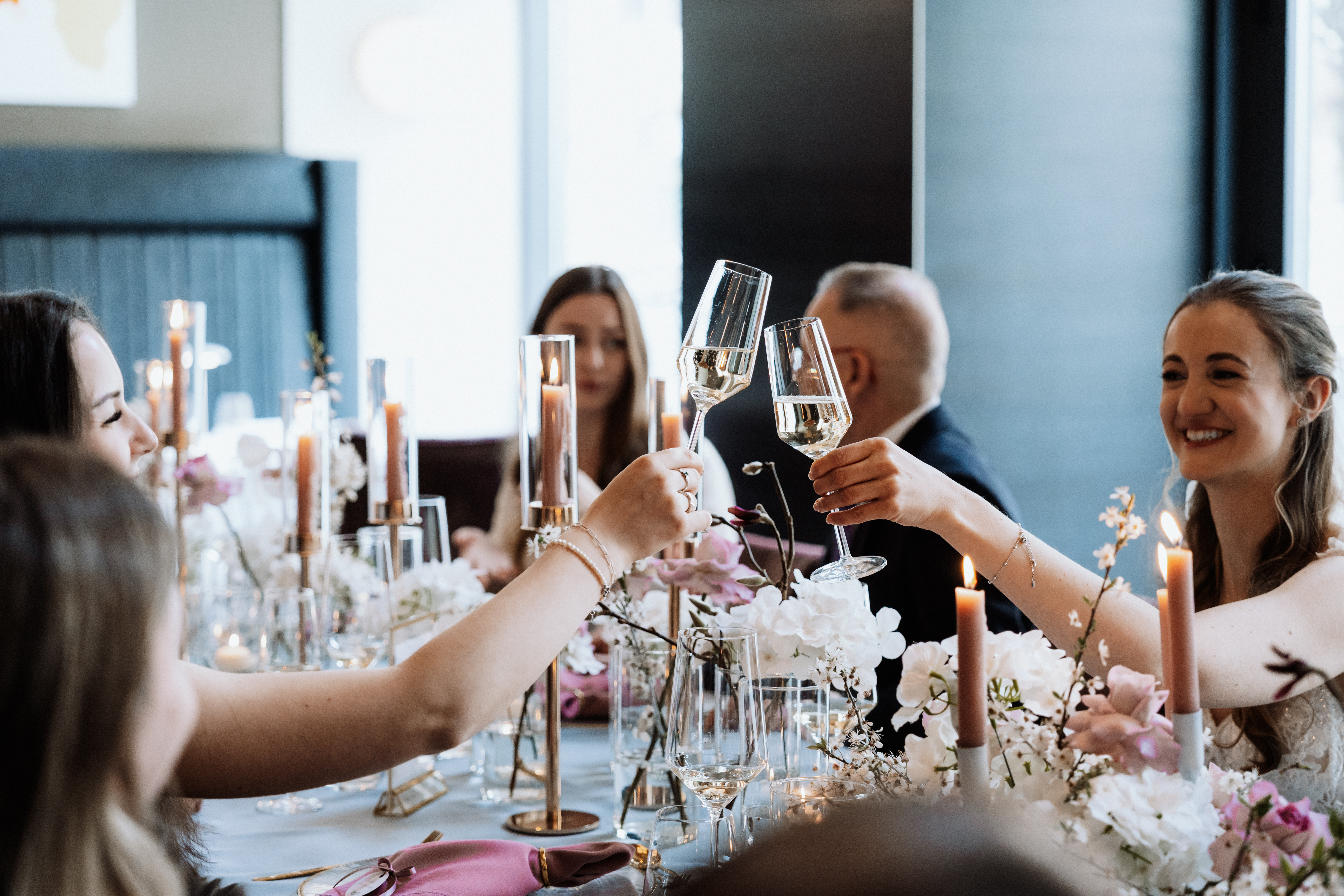 Hochzeit: Foto: Anita Victoria Weddings - https://anitavictoria.de/
Planung & Koordination: Sarah Schötter-Hoffmann - https://sarah-schoetter.de/
Deko: Kupsch Events - https://kupsch-design.de/ - Steigenberger Icon Grandhotel Leipzig Handelshof