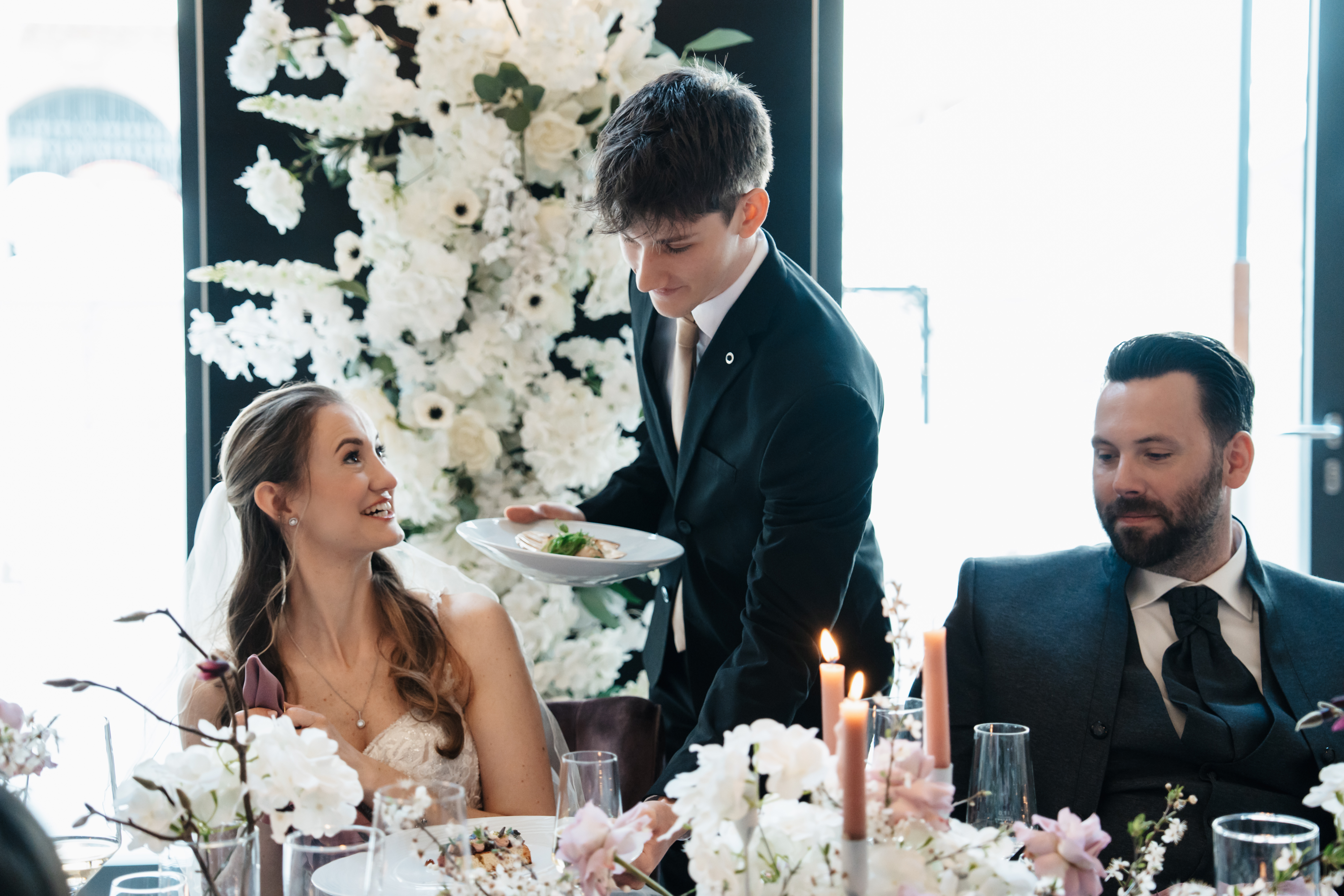 Hochzeit: Foto: Anita Victoria Weddings - https://anitavictoria.de/
Planung & Koordination: Sarah Schötter-Hoffmann - https://sarah-schoetter.de/
Deko: Kupsch Events - https://kupsch-design.de/ - Steigenberger Icon Grandhotel Leipzig Handelshof
