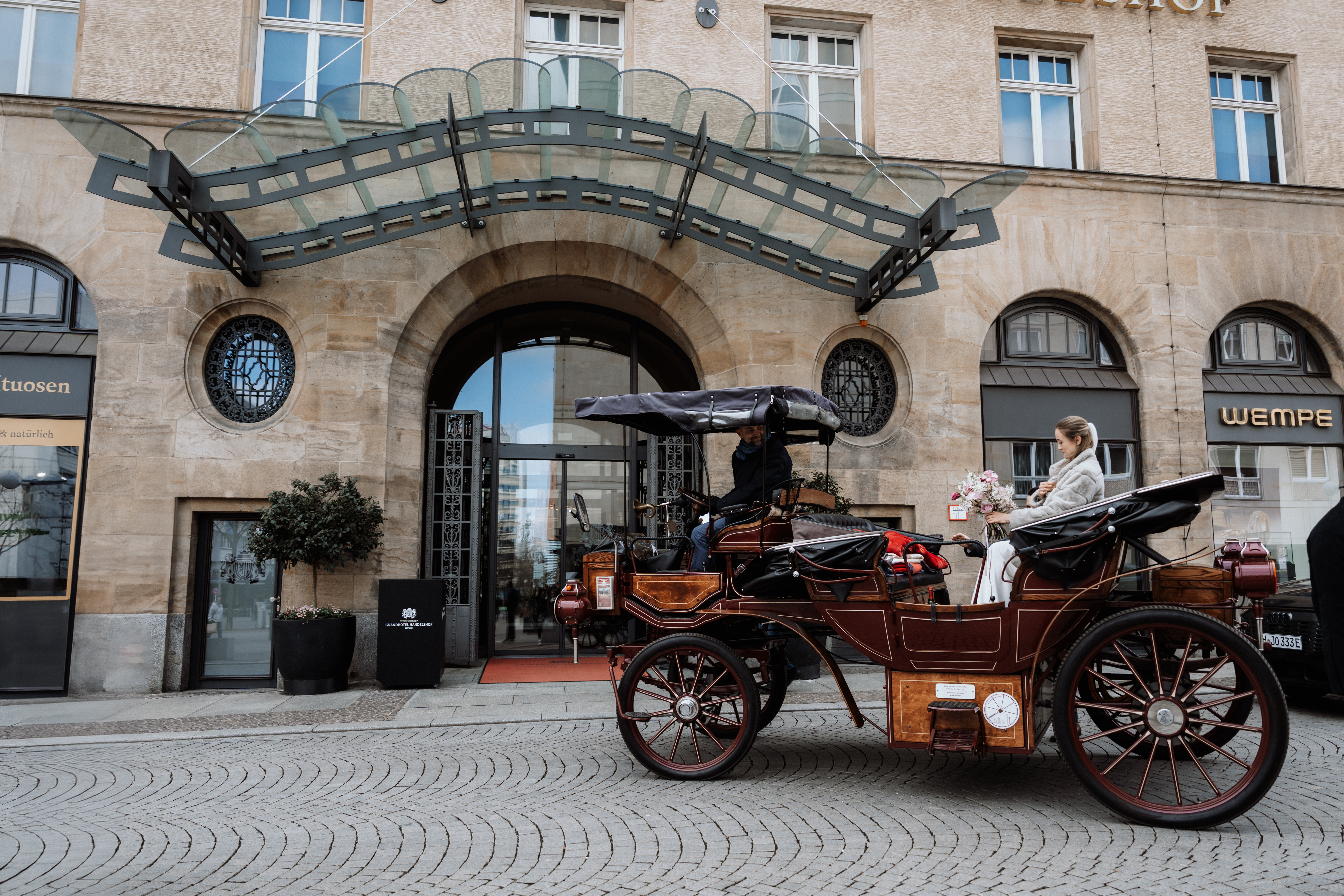 Hochzeit: Foto: Anita Victoria Weddings - https://anitavictoria.de/
Planung & Koordination: Sarah Schötter-Hoffmann - https://sarah-schoetter.de/
E-Kutsche: E-Kutsche Leipzig - https://www.ekutscheleipzig.de/ - Steigenberger Icon Grandhotel Leipzig Handelshof