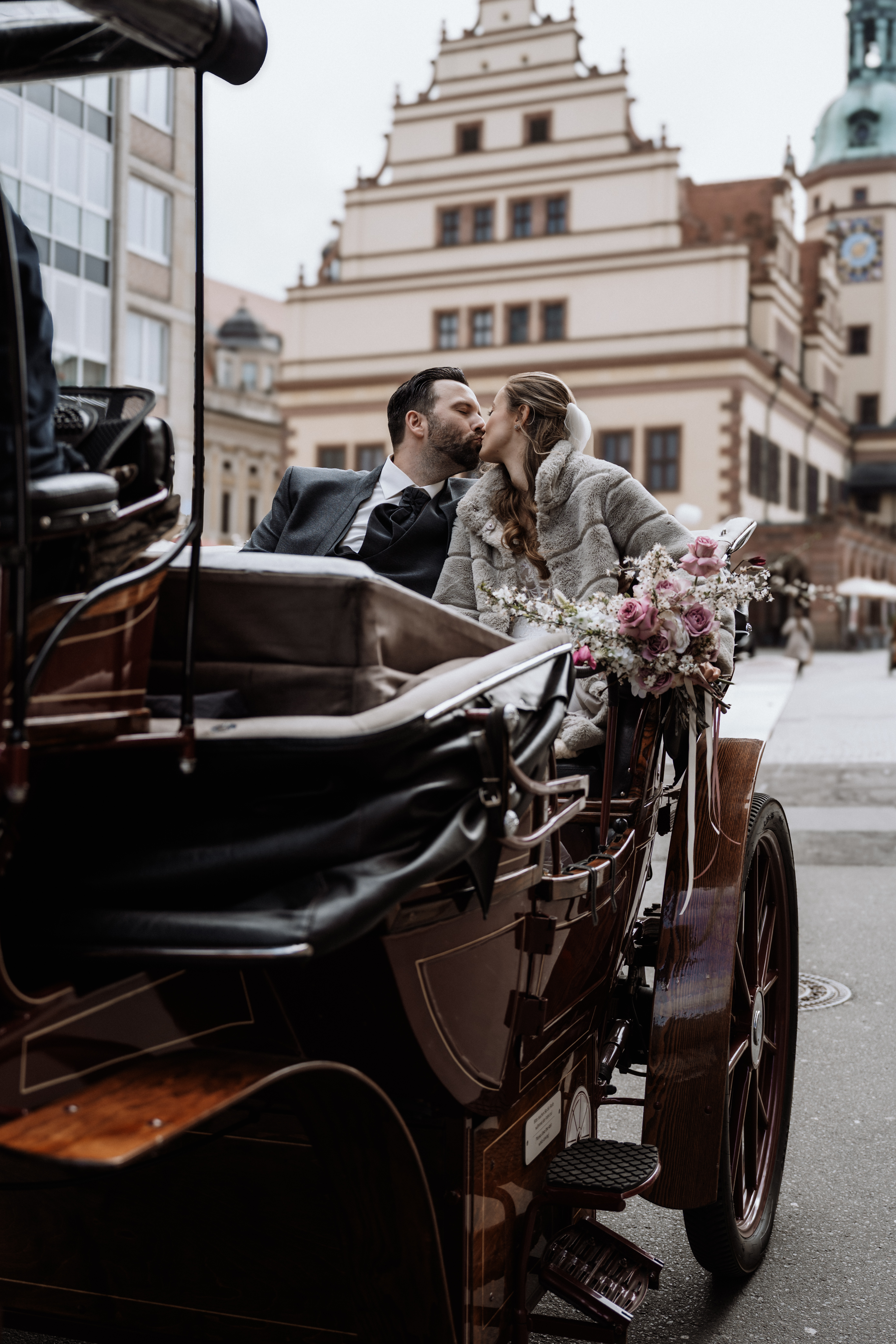 Hochzeit: Foto: Anita Victoria Weddings - https://anitavictoria.de/
Planung & Koordination: Sarah Schötter-Hoffmann - https://sarah-schoetter.de/
E-Kutsche: E-Kutsche Leipzig - https://www.ekutscheleipzig.de/ - Steigenberger Icon Grandhotel Leipzig Handelshof