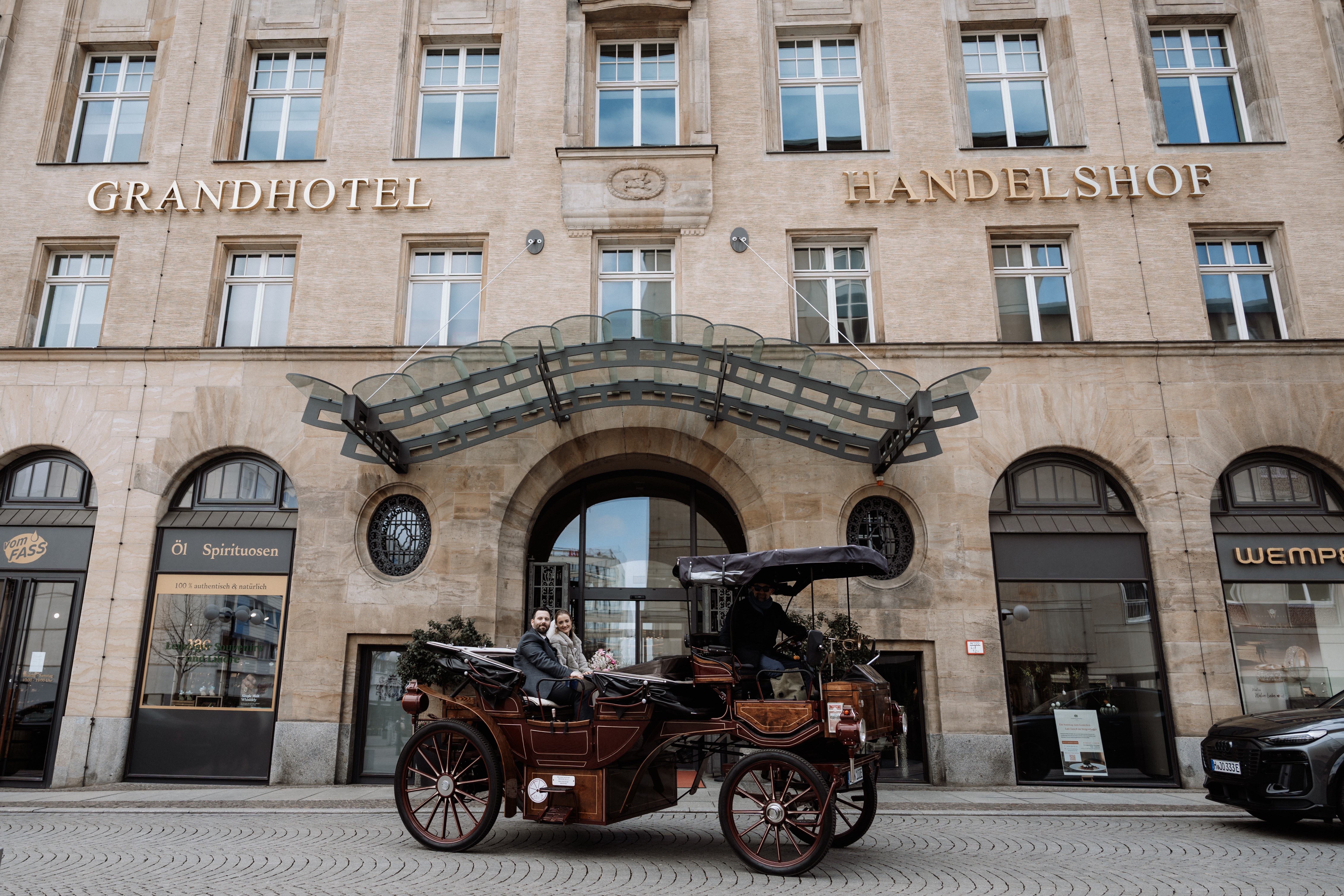 Hochzeit: Foto: Anita Victoria Weddings - https://anitavictoria.de/
Planung & Koordination: Sarah Schötter-Hoffmann - https://sarah-schoetter.de/
E-Kutsche: E-Kutsche Leipzig - https://www.ekutscheleipzig.de/ - Steigenberger Icon Grandhotel Leipzig Handelshof