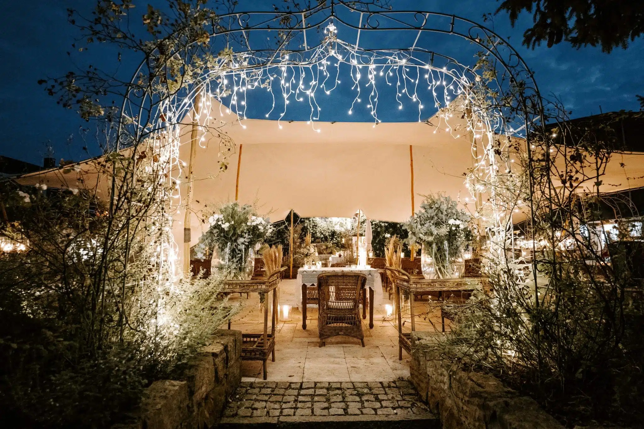Hochzeit: Hochzeit unter alten Bäumen mit romantischer Atmosphäre und nachhaltigem Bio-Konzept.
 - Scheunenwirtin