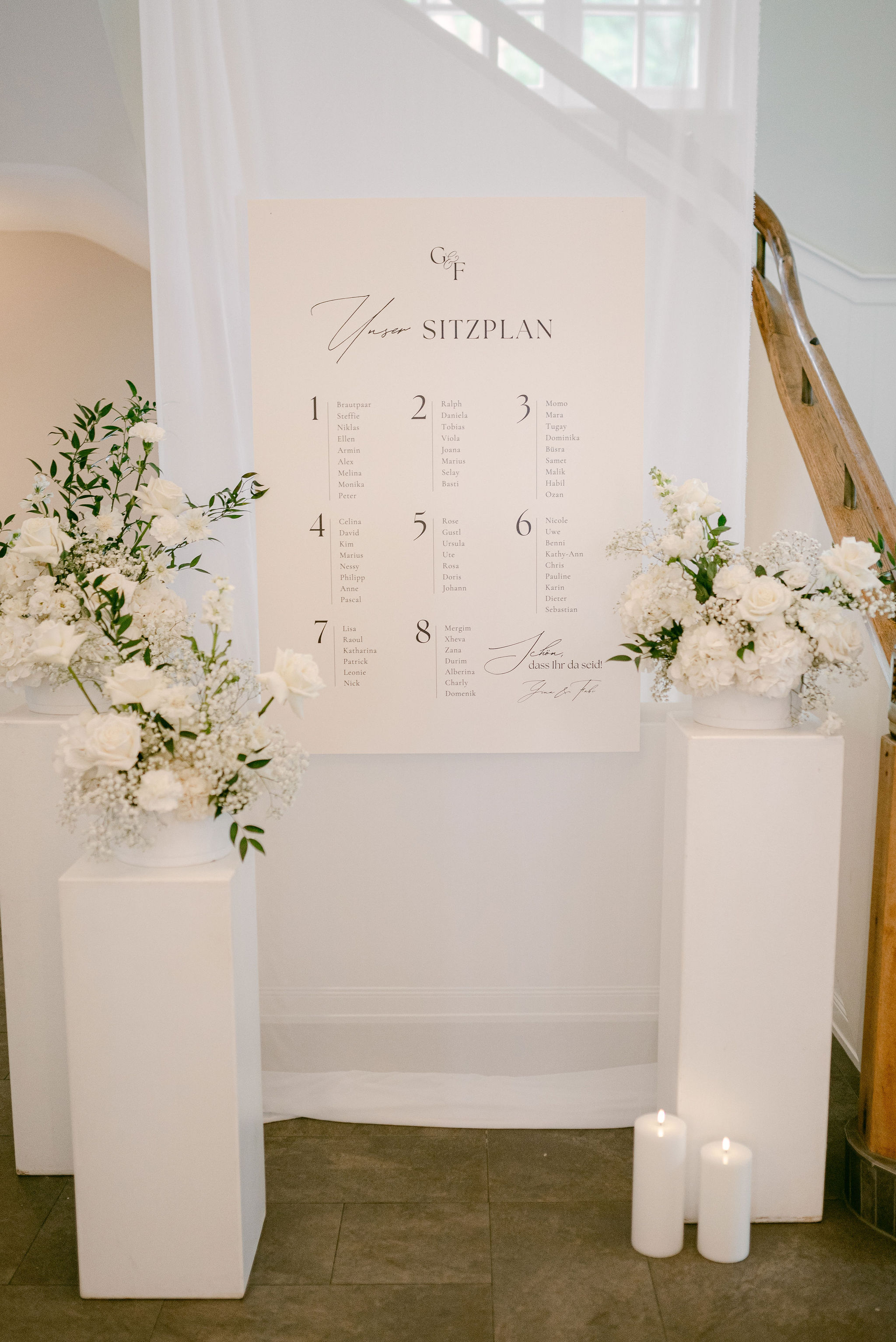 Hochzeitslocation: Liebevoll gestalteter Sitzplan für eine Hochzeit am Hohen Darsberg. Elegante Floristik, stilvolle Dekoration und hochwertige Details schaffen einen harmonischen Empfang für die Gäste und unterstreichen das exklusive Ambiente der Hochzeitslocation im Odenwald - Hoher Darsberg