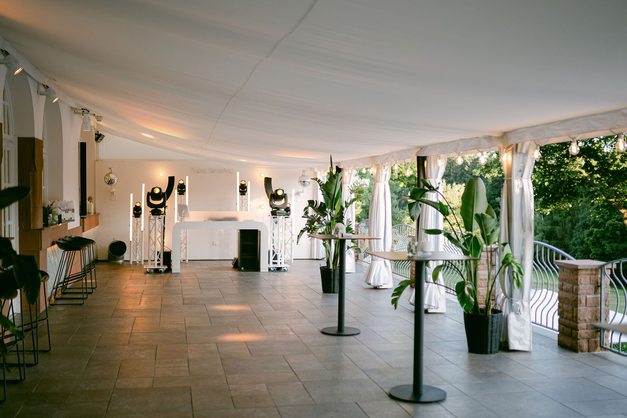 Hochzeitslocation: Stilvolle Lounge- und Barfläche auf der Terrasse des Hohen Darsbergs. Die exklusive Eventlocation bietet den perfekten Rahmen für die Party, entspannte Gespräche und unvergessliche Hochzeitsfeiern mit traumhaftem Blick ins Grüne und einzigartiger Atmosphäre. Dabei gibt es keine Sperrstunde. Ihr könnt solange feiern wie ihr wollt.  - Hoher Darsberg