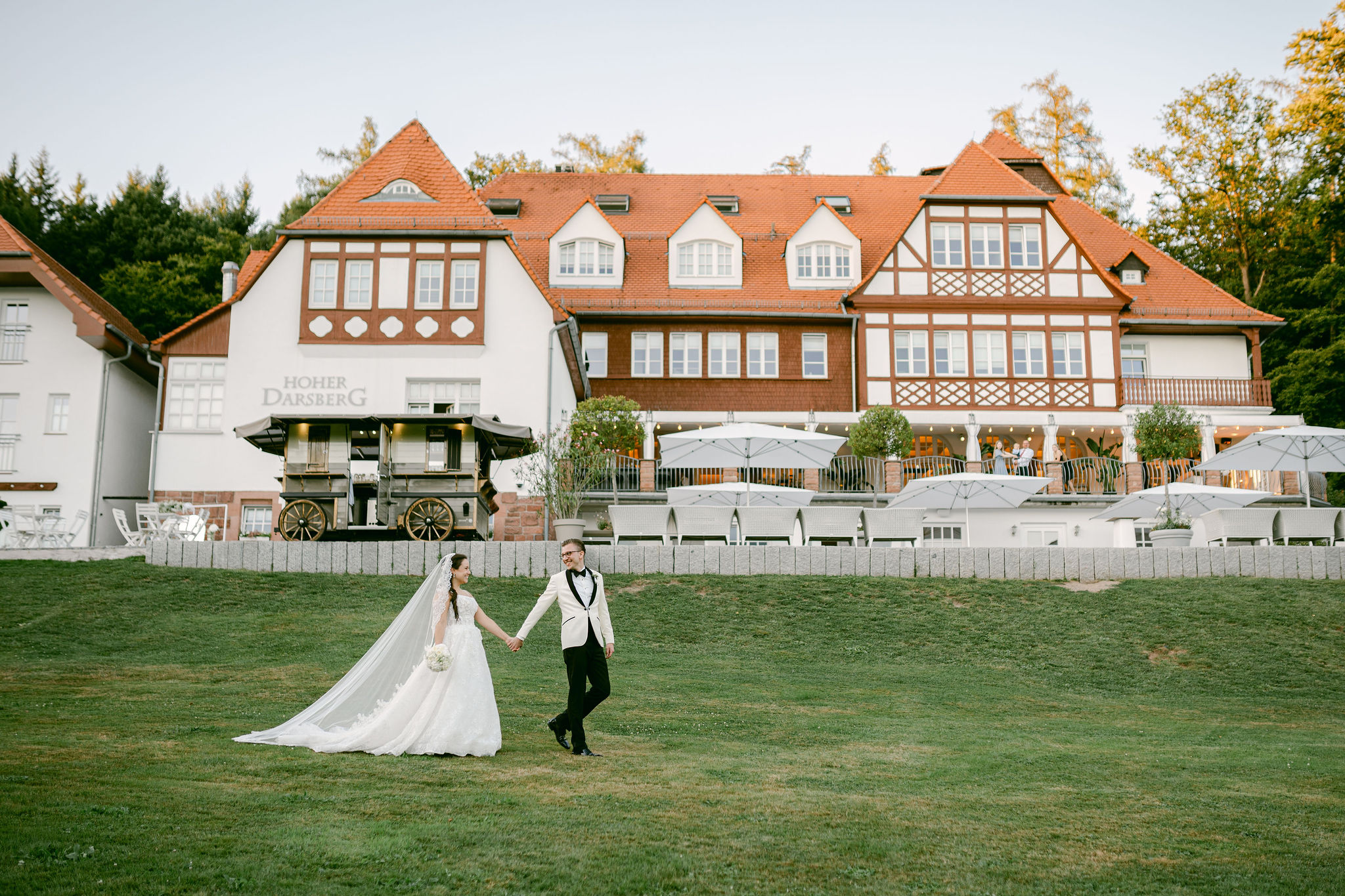 Hochzeit - Geeignet für: Seminare und Meetings - Brautpaar vor dem Hohen Darsberg – einer exklusiven Hochzeitslocation im Odenwald. Die weitläufige Parkanlage, stilvolle Architektur und das elegante Ambiente schaffen den perfekten Rahmen für freie Trauungen, Hochzeitsfeiern und unvergessliche Momente in einzigartiger Kulisse. - Hoher Darsberg