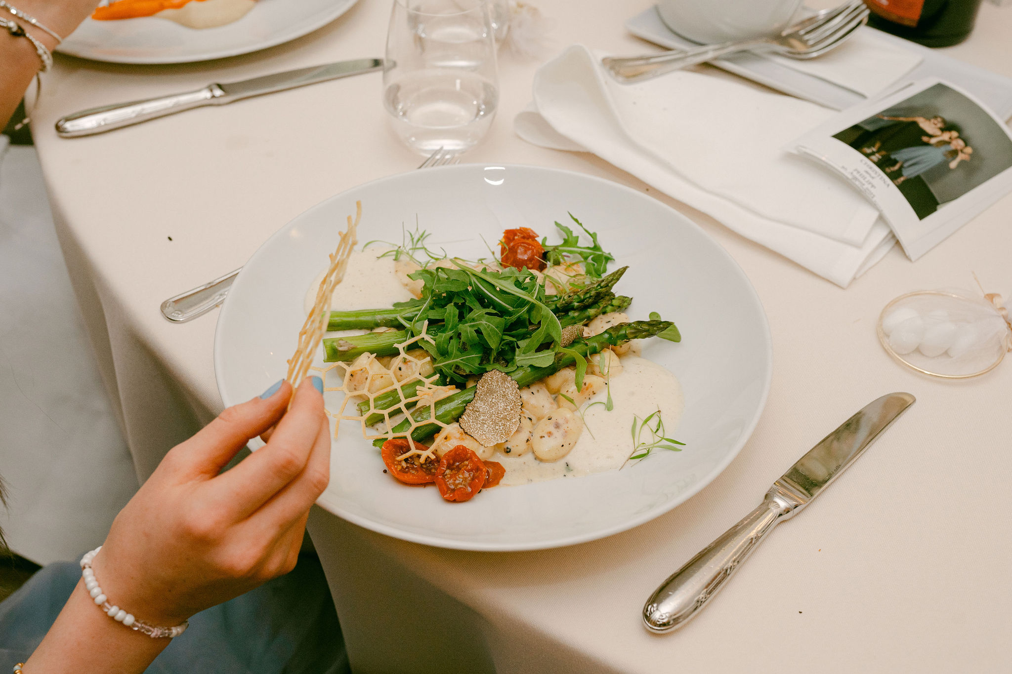 Hochzeitslocation: Fein abgestimmtes Gourmetgericht beim Hochzeitsdinner am Hohen Darsberg. Kreative Kulinarik, hochwertige Zutaten und stilvolle Präsentation machen das exklusive Catering zu einem besonderen Genuss und sorgen für unvergessliche Momente bei jeder Hochzeitsfeier. - Hoher Darsberg