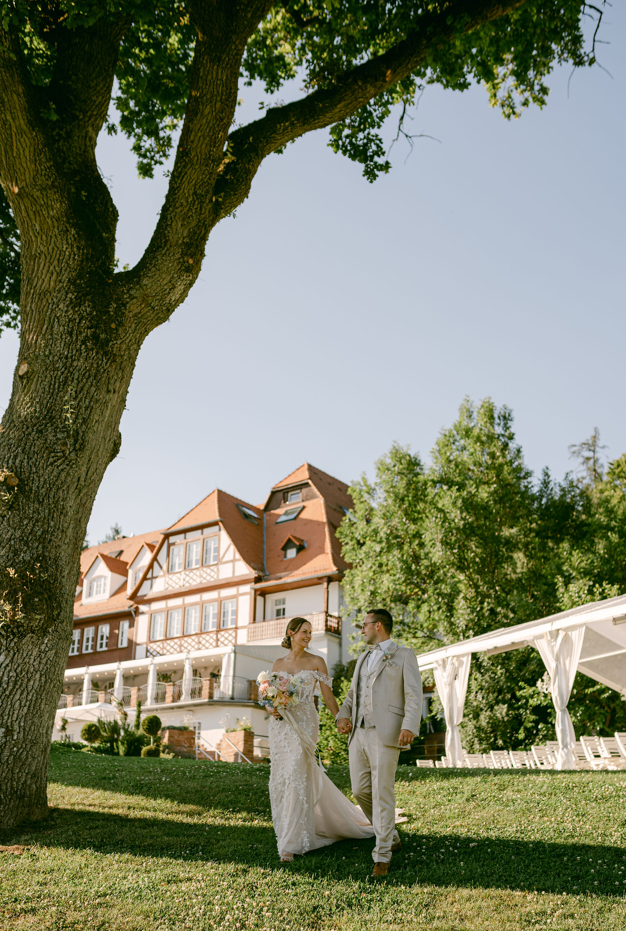 Hochzeitslocation: Brautpaar im weitläufigen Garten des Hohen Darsbergs. Die exklusive Hochzeitslocation im Odenwald vereint stilvolle Architektur, idyllische Parkanlagen und traumhafte Naturkulissen – perfekt für romantische Hochzeitsfotos, freie Trauungen und unvergessliche Hochzeitsfeiern. - Hoher Darsberg