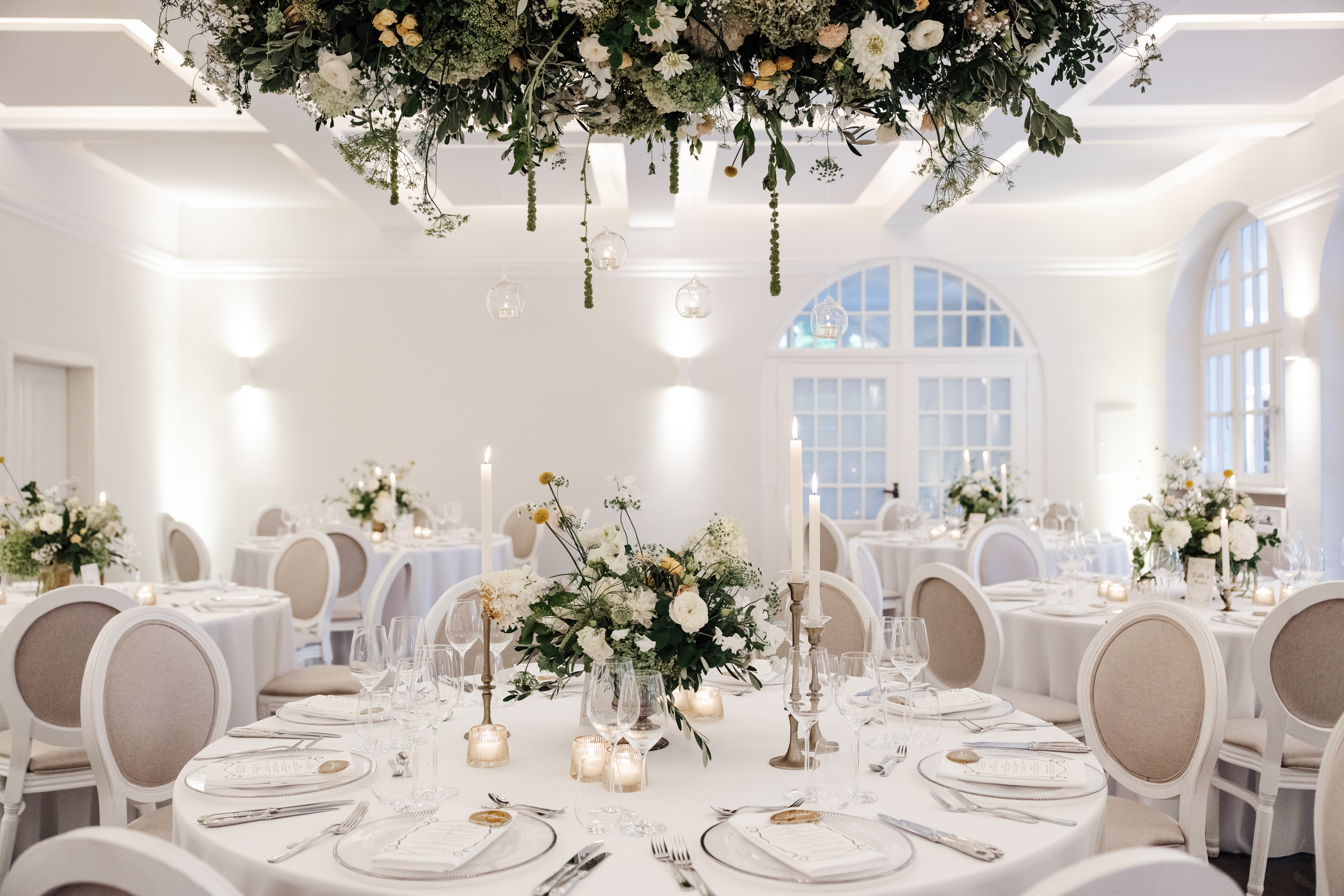 Hochzeitslocation: Elegant dekorierter Hochzeitssaal am Hohen Darsberg. Stilvolle Floristik, festlich gedeckte Tische und hochwertiges Ambiente schaffen den perfekten Rahmen für exklusive Hochzeitsfeiern. Die Hochzeitslocation im Odenwald verbindet Eleganz, Genuss und unvergessliche Momente. - Hoher Darsberg