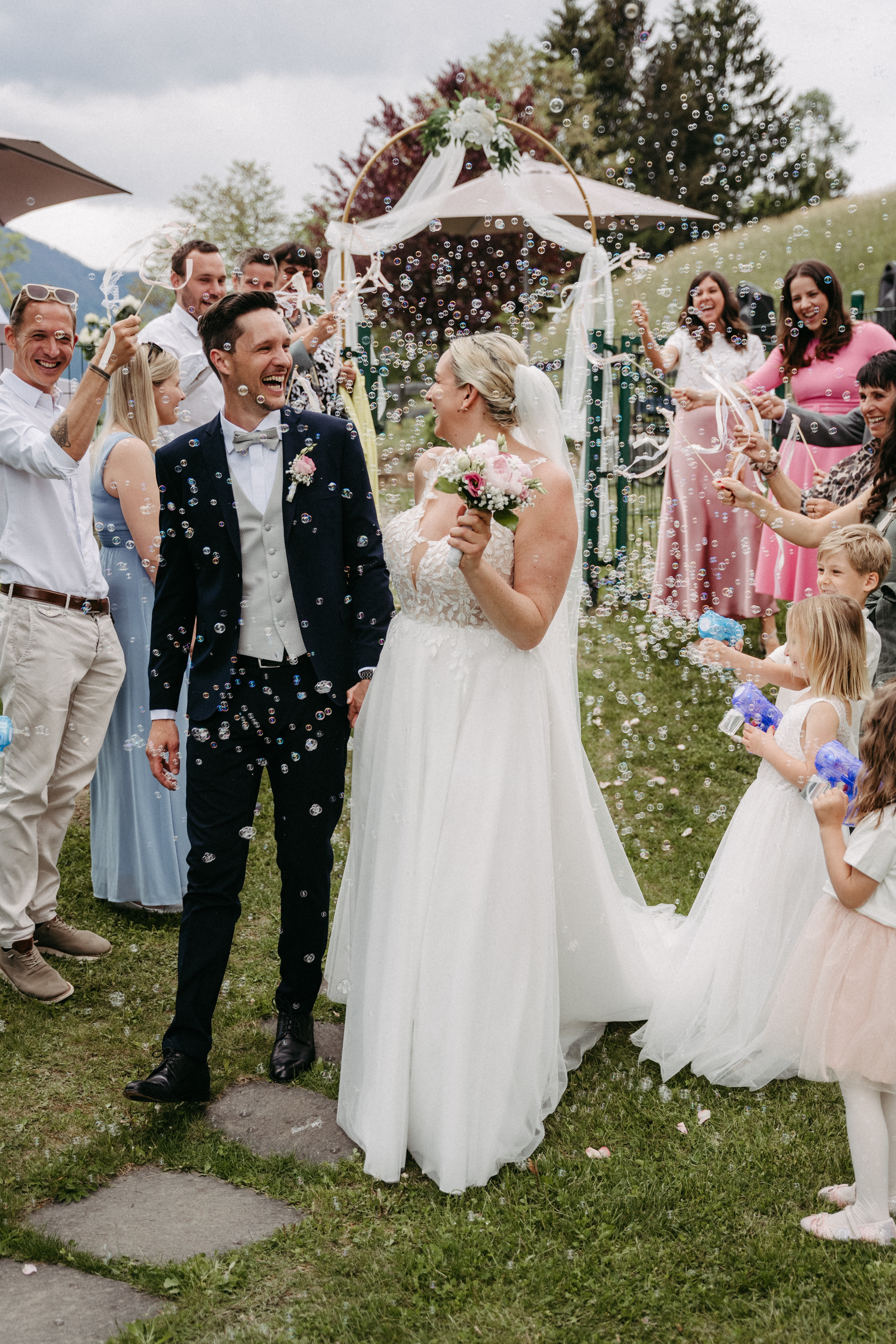 Bruiloft - Greifenburg - Glückliches Hochzeitpaar nach der Trauung im Garten  - Naturhotel Landhof Irschen