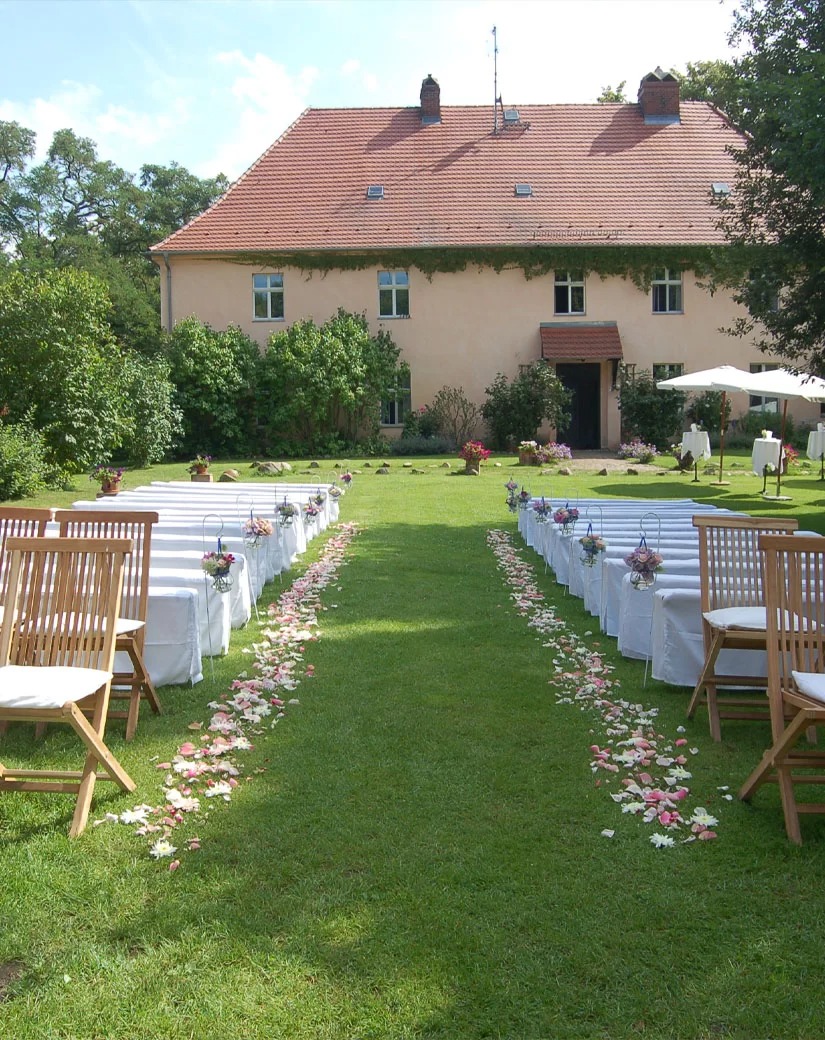 Matrimonio - Geeignet für: Geburtstagsfeier -     Freie Trauung im blühenden Garten von Gut Wendgräben – romantische Hochzeit im Grünen in Brandenburg.  
 - Gut Wendgräben