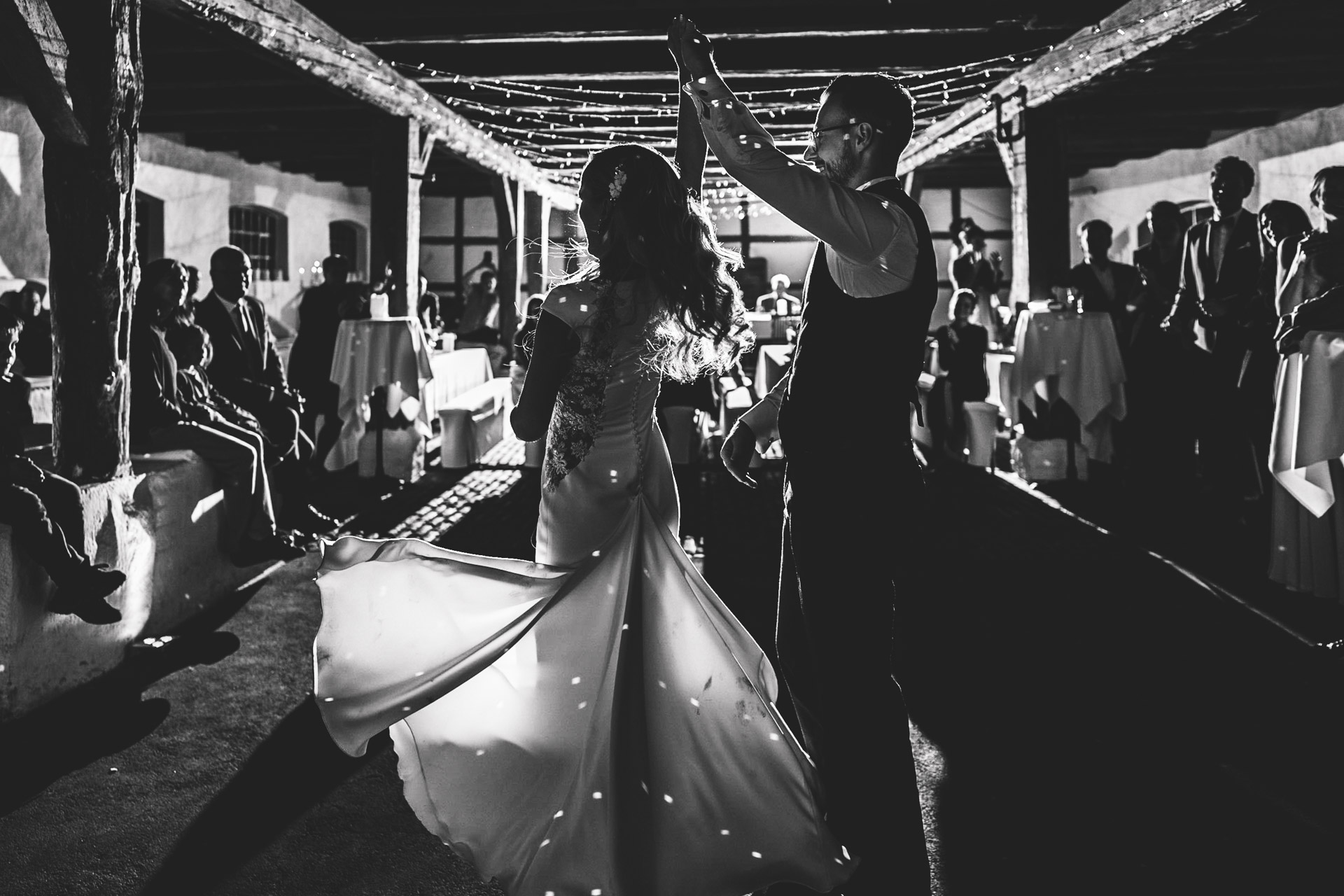 Hochzeitslocation: Partyauftakt mit Hochzeitstanz im Fachwerkstall - Gut Wendgräben